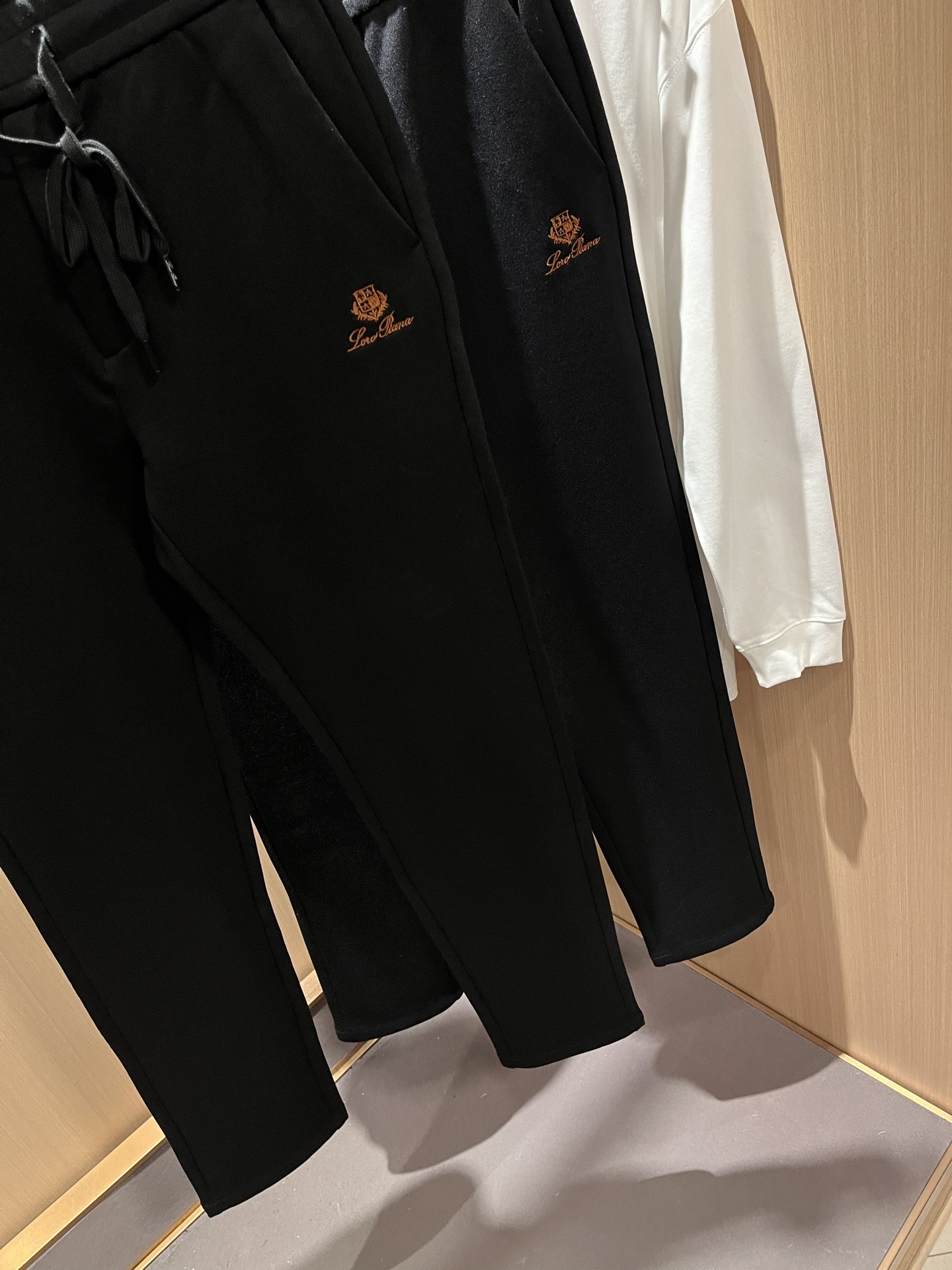 Loro Piana诺悠翩雅 2025秋冬新品男士休闲裤，最新的贸易订单全品相！！网红款！裤腿刺绣log