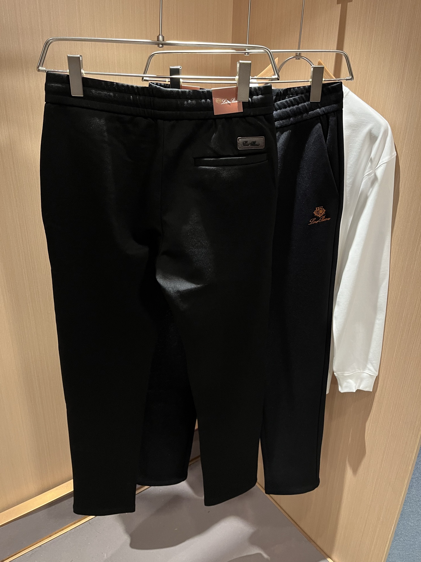 Loro Piana诺悠翩雅 2025秋冬新品男士休闲裤，最新的贸易订单全品相！！网红款！裤腿刺绣log