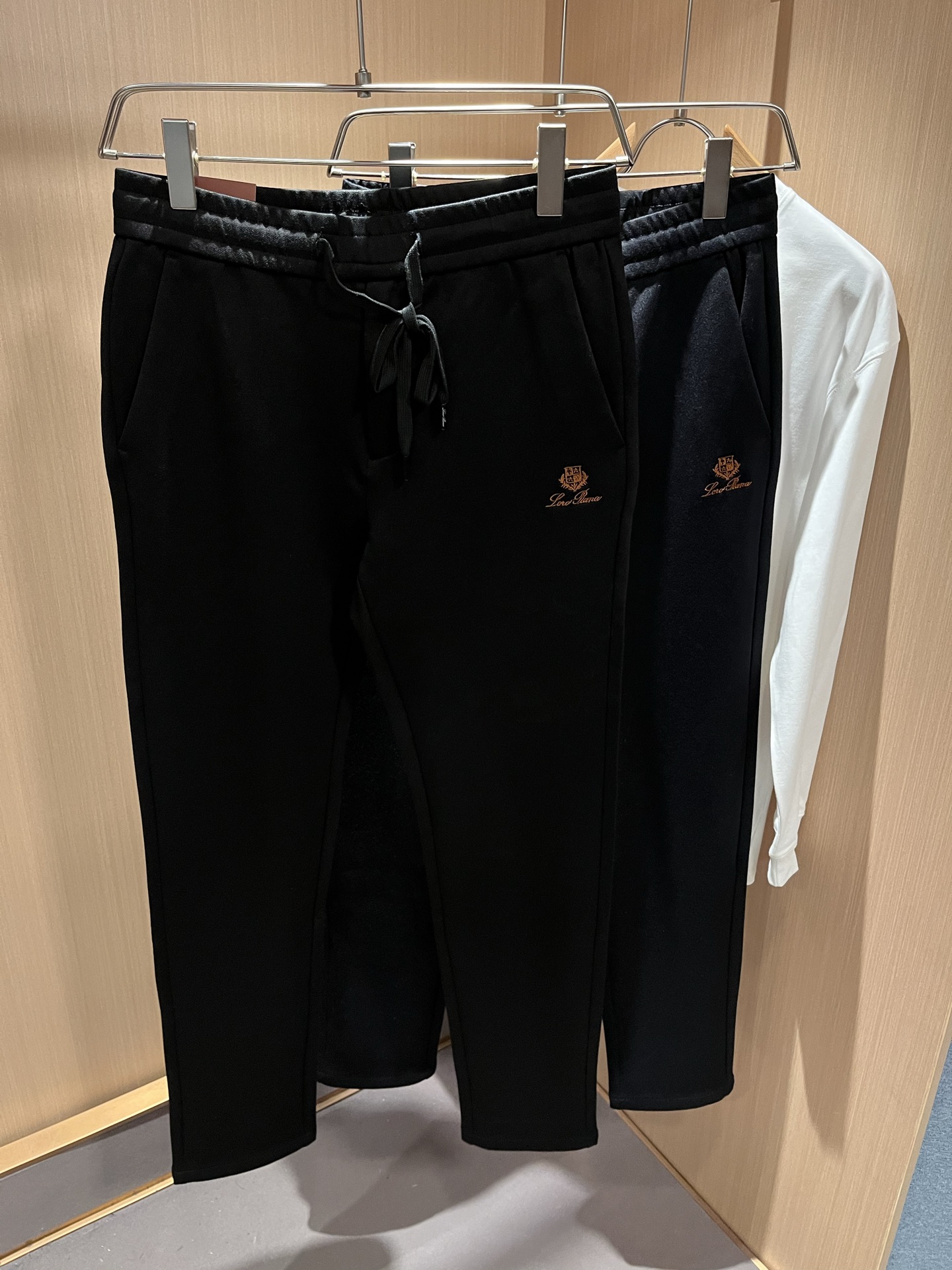 Loro Piana诺悠翩雅 2025秋冬新品男士休闲裤，最新的贸易订单全品相！！网红款！裤腿刺绣log