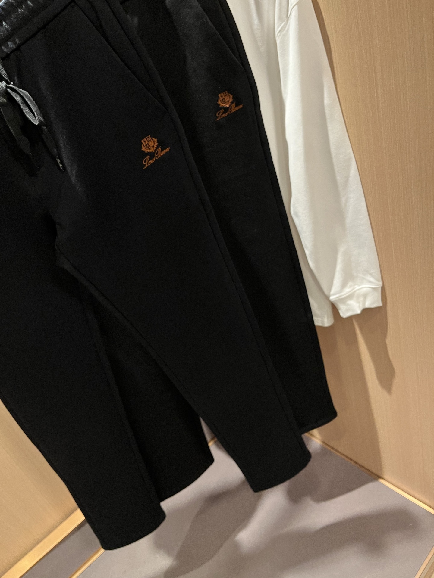 Loro Piana诺悠翩雅 2025秋冬新品男士休闲裤，最新的贸易订单全品相！！网红款！裤腿刺绣log