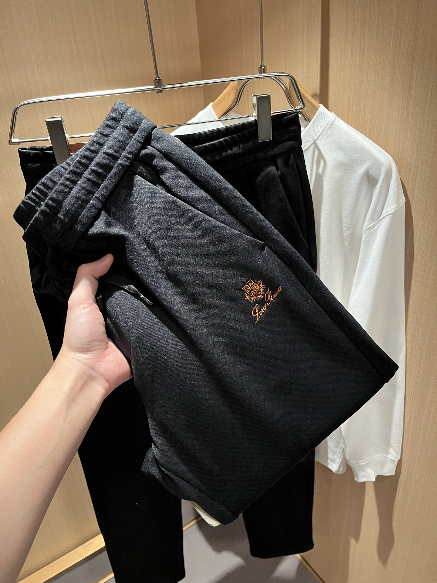 Loro Piana诺悠翩雅 2025秋冬新品男士休闲裤，最新的贸易订单全品相！！网红款！裤腿刺绣log