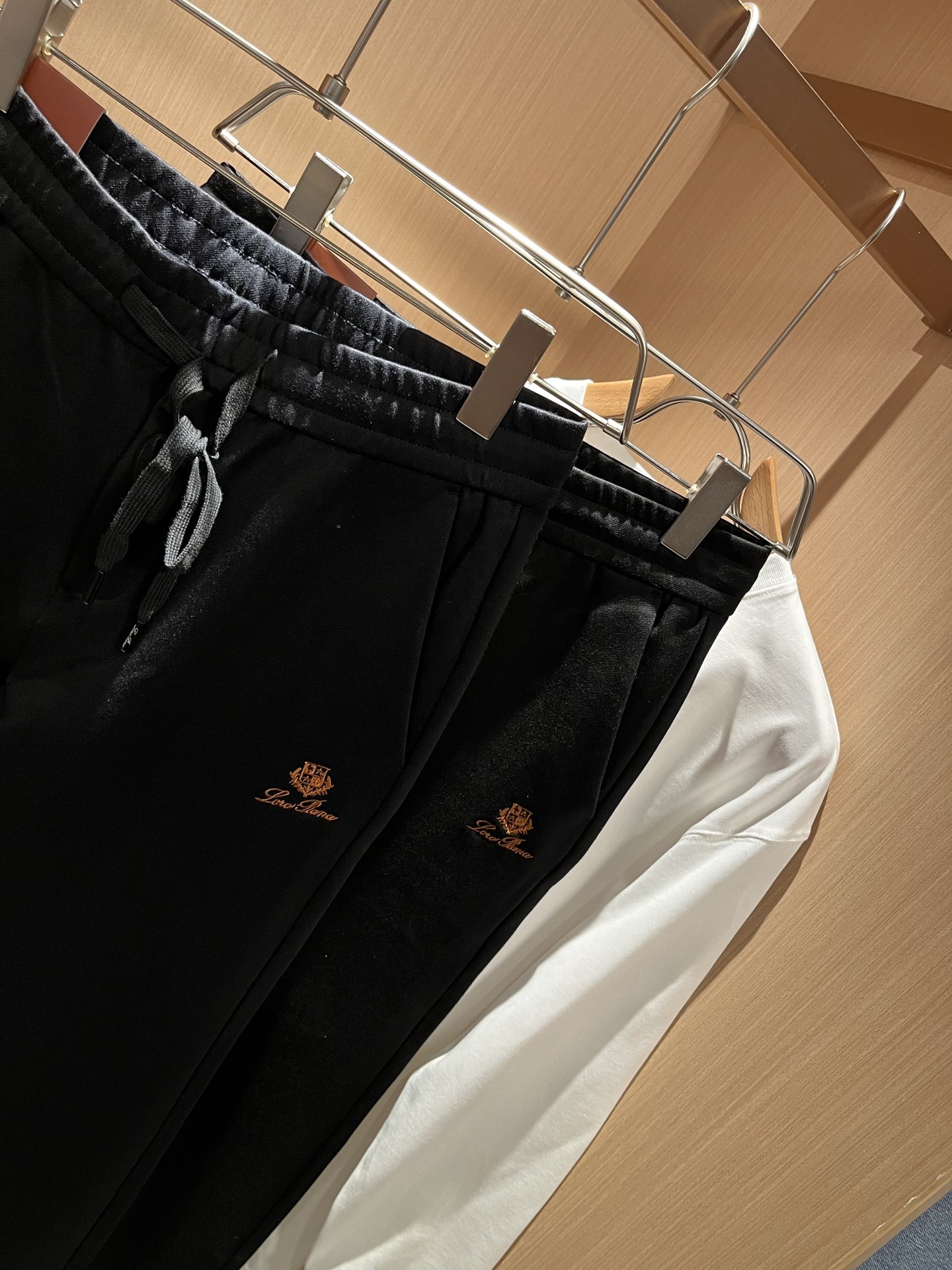 Loro Piana诺悠翩雅 2025秋冬新品男士休闲裤，最新的贸易订单全品相！！网红款！裤腿刺绣log