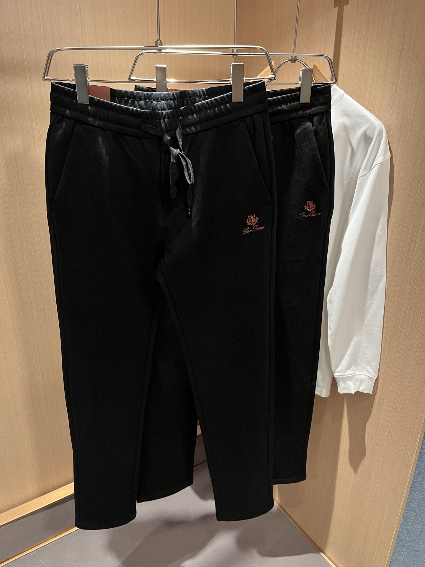 Loro Piana诺悠翩雅 2025秋冬新品男士休闲裤，最新的贸易订单全品相！！网红款！裤腿刺绣log