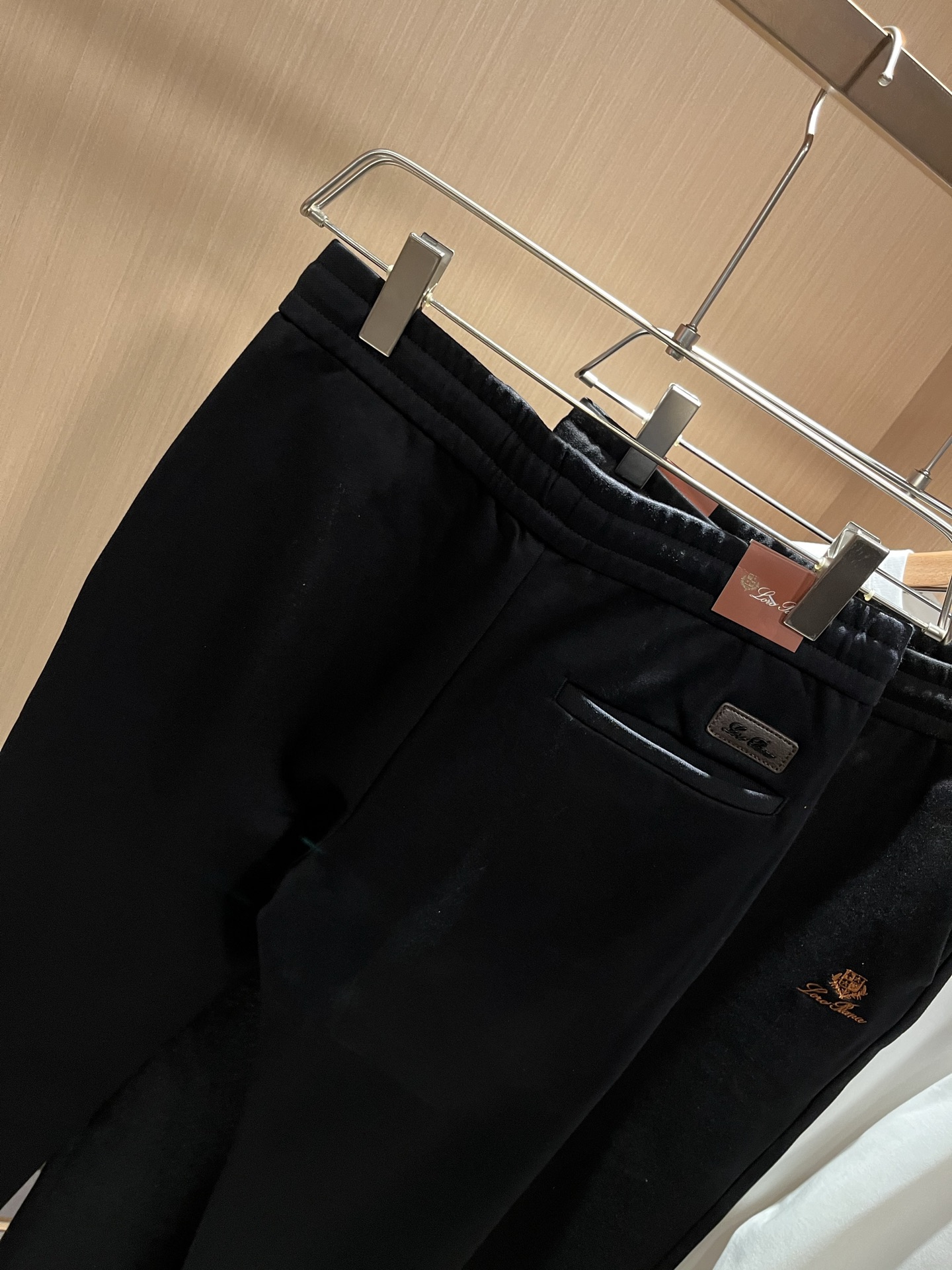 Loro Piana诺悠翩雅 2025秋冬新品男士休闲裤，最新的贸易订单全品相！！网红款！裤腿刺绣log