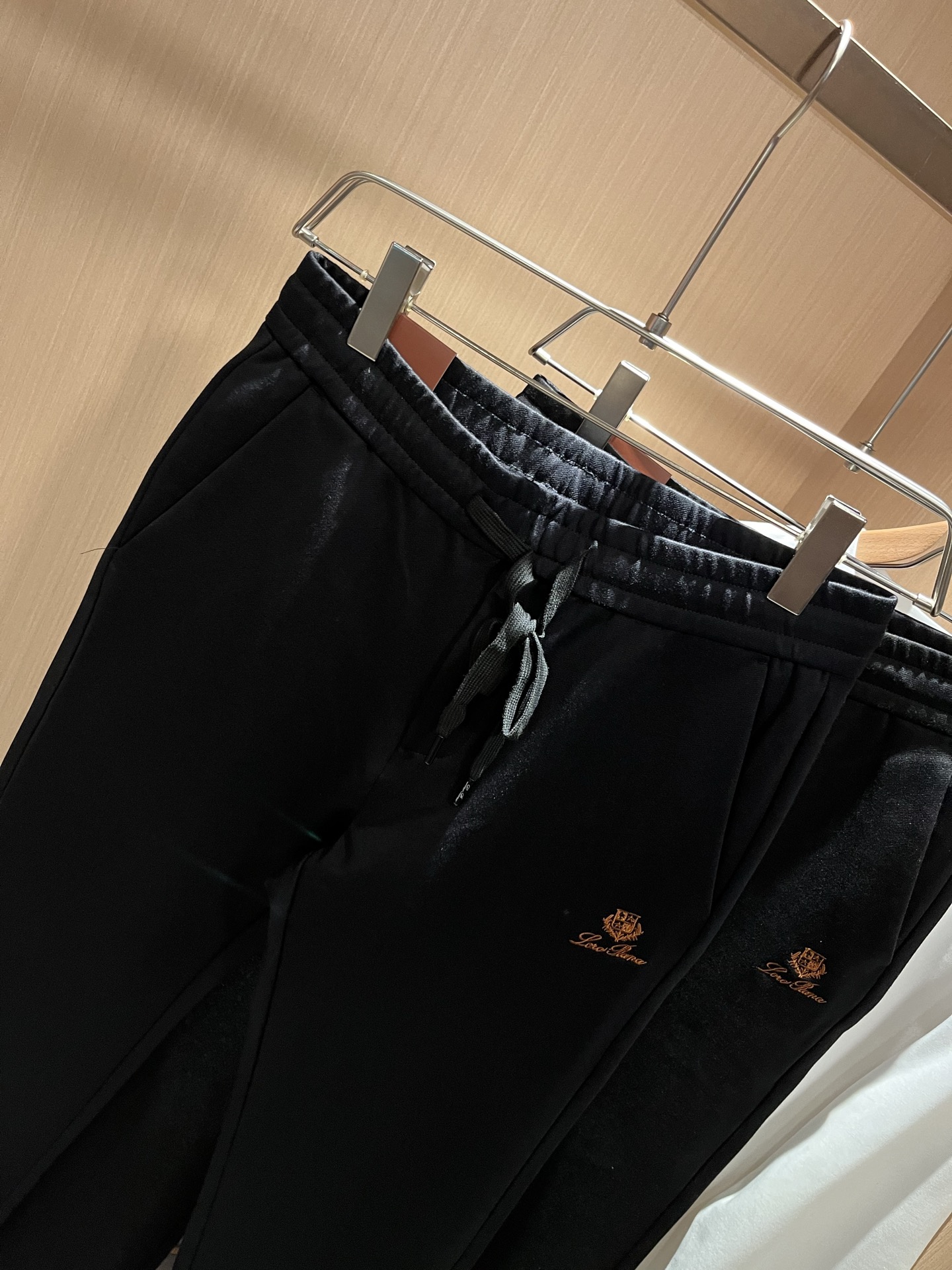 Loro Piana诺悠翩雅 2025秋冬新品男士休闲裤，最新的贸易订单全品相！！网红款！裤腿刺绣log