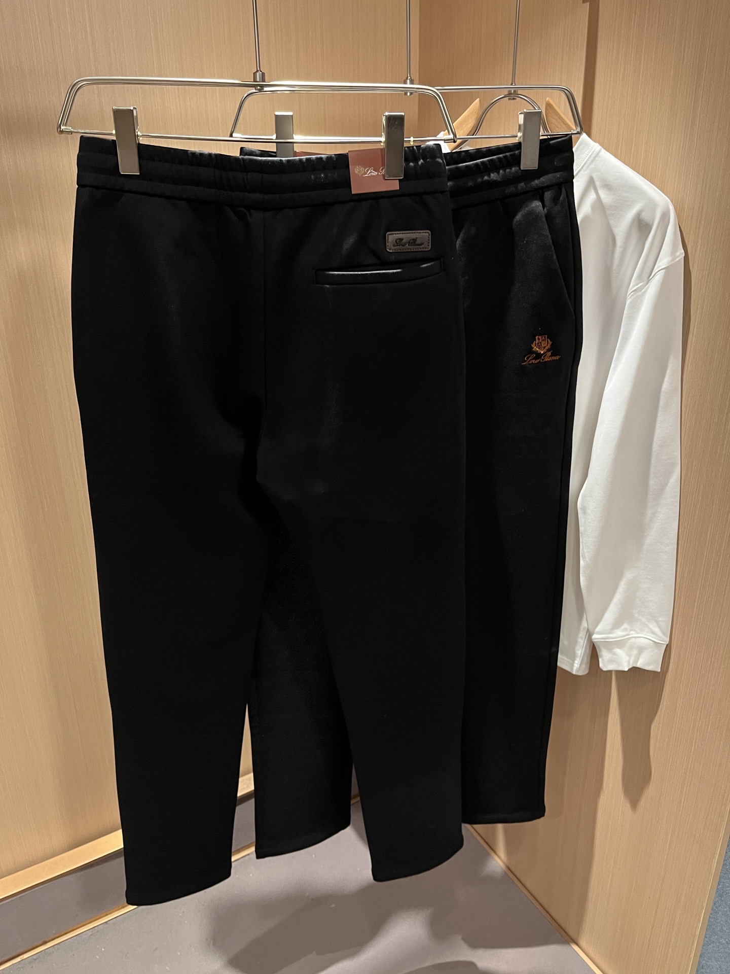 Loro Piana诺悠翩雅 2025秋冬新品男士休闲裤，最新的贸易订单全品相！！网红款！裤腿刺绣log