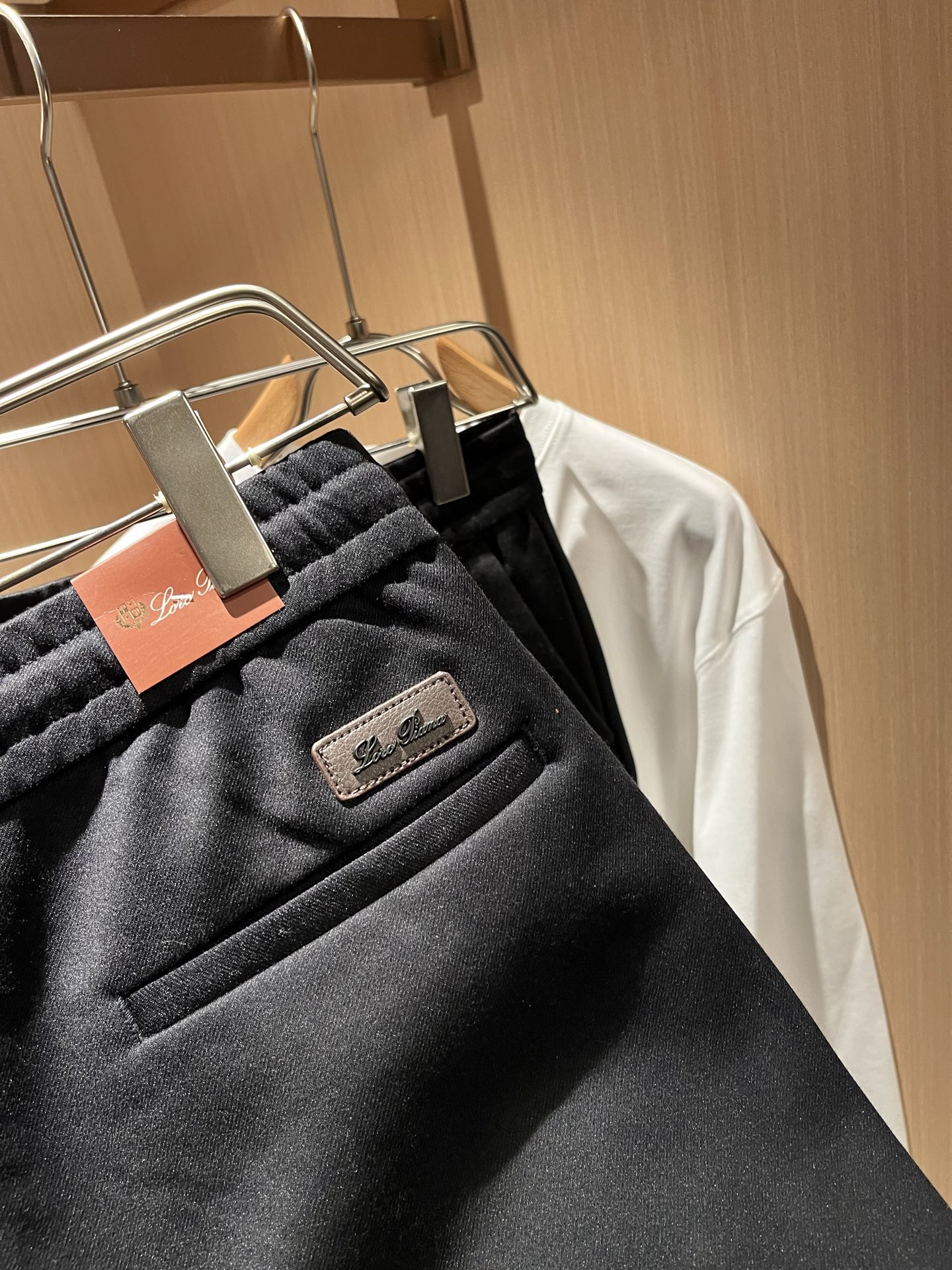 Loro Piana诺悠翩雅 2025秋冬新品男士休闲裤，最新的贸易订单全品相！！网红款！裤腿刺绣log