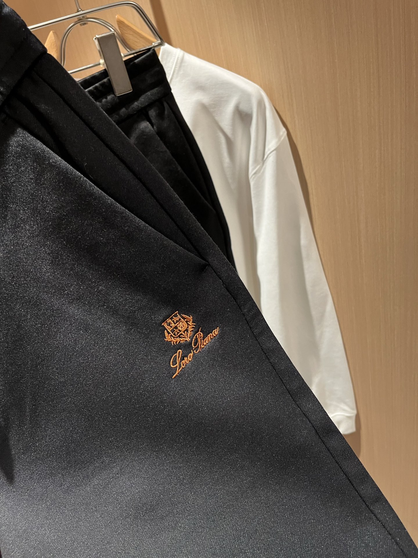 Loro Piana诺悠翩雅 2025秋冬新品男士休闲裤，最新的贸易订单全品相！！网红款！裤腿刺绣log