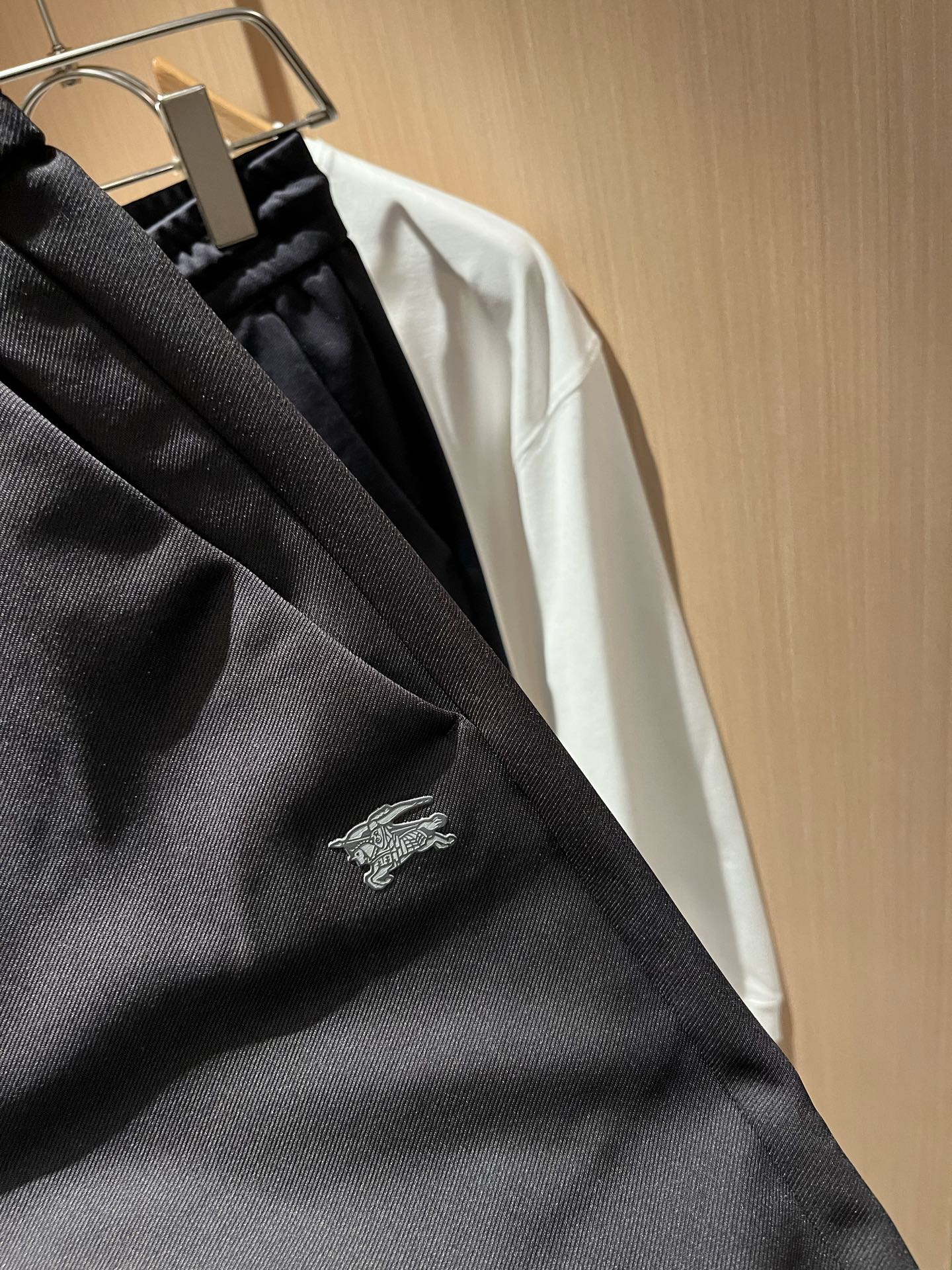 BURBER*Y巴*莉 2025秋冬新款男士休闲裤！简约百搭款，不挑人穿，腰部松紧抽绳设计！标志logo