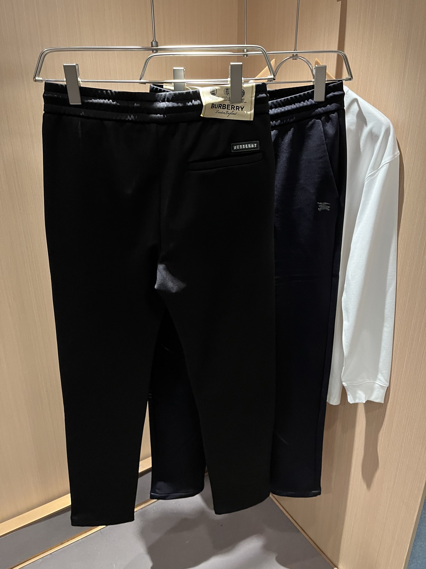 BURBER*Y巴*莉 2025秋冬新款男士休闲裤！简约百搭款，不挑人穿，腰部松紧抽绳设计！标志logo