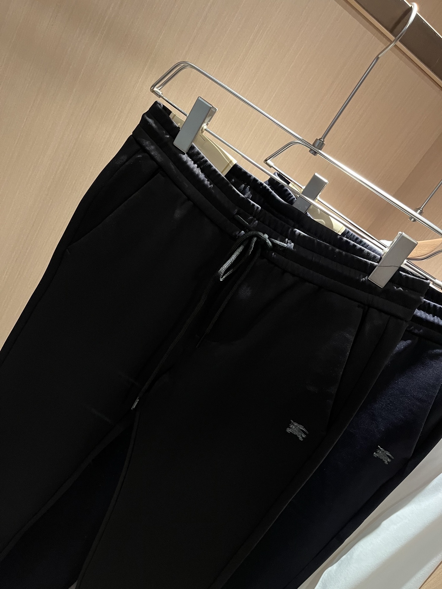 BURBER*Y巴*莉 2025秋冬新款男士休闲裤！简约百搭款，不挑人穿，腰部松紧抽绳设计！标志logo