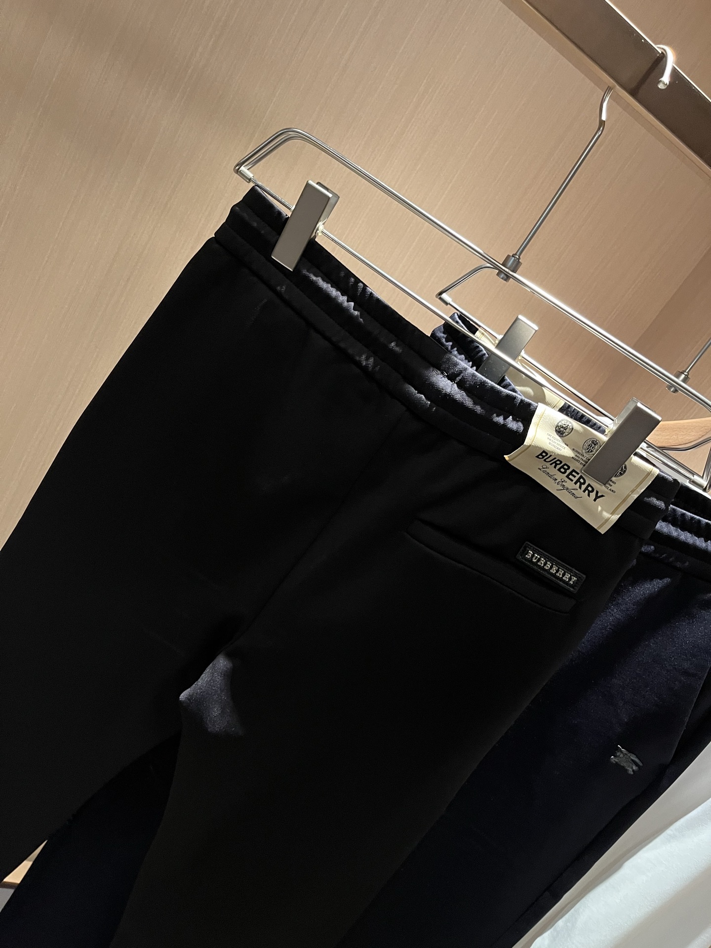 BURBER*Y巴*莉 2025秋冬新款男士休闲裤！简约百搭款，不挑人穿，腰部松紧抽绳设计！标志logo