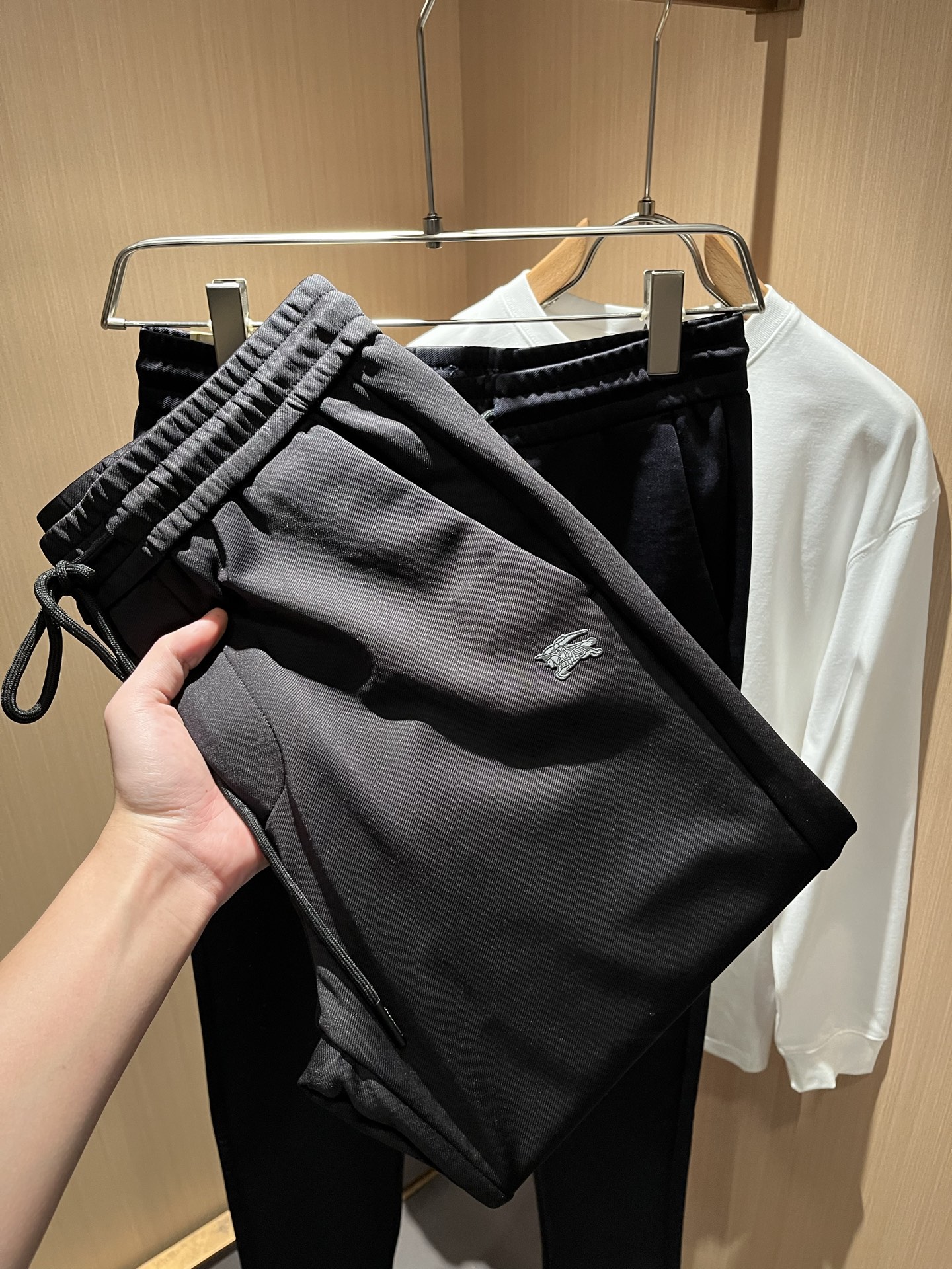 BURBER*Y巴*莉 2025秋冬新款男士休闲裤！简约百搭款，不挑人穿，腰部松紧抽绳设计！标志logo