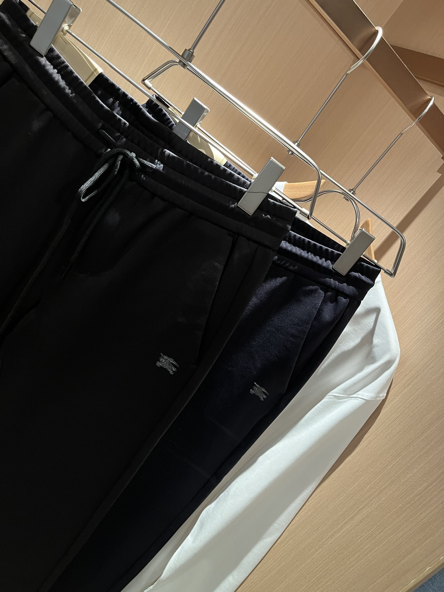 BURBER*Y巴*莉 2025秋冬新款男士休闲裤！简约百搭款，不挑人穿，腰部松紧抽绳设计！标志logo