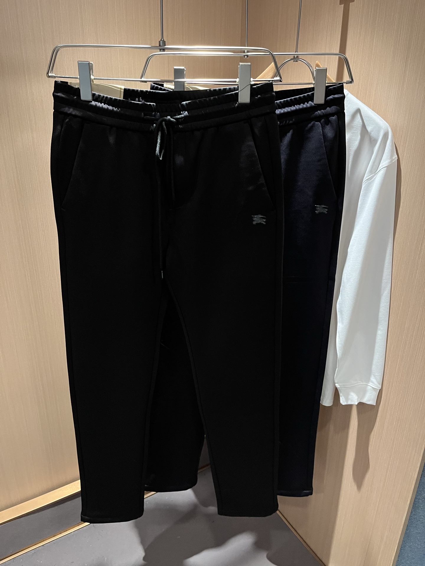 BURBER*Y巴*莉 2025秋冬新款男士休闲裤！简约百搭款，不挑人穿，腰部松紧抽绳设计！标志logo