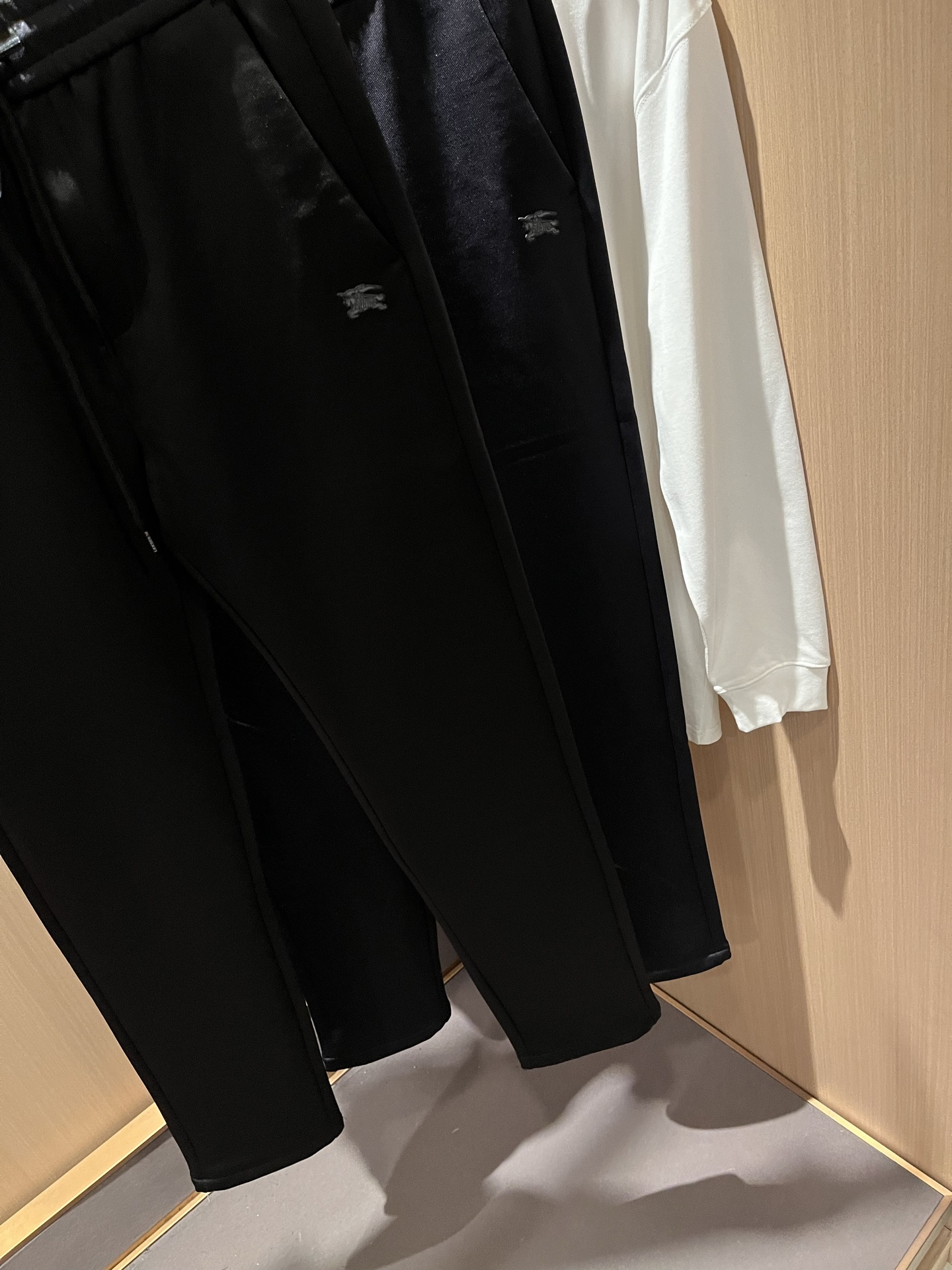 BURBER*Y巴*莉 2025秋冬新款男士休闲裤！简约百搭款，不挑人穿，腰部松紧抽绳设计！标志logo