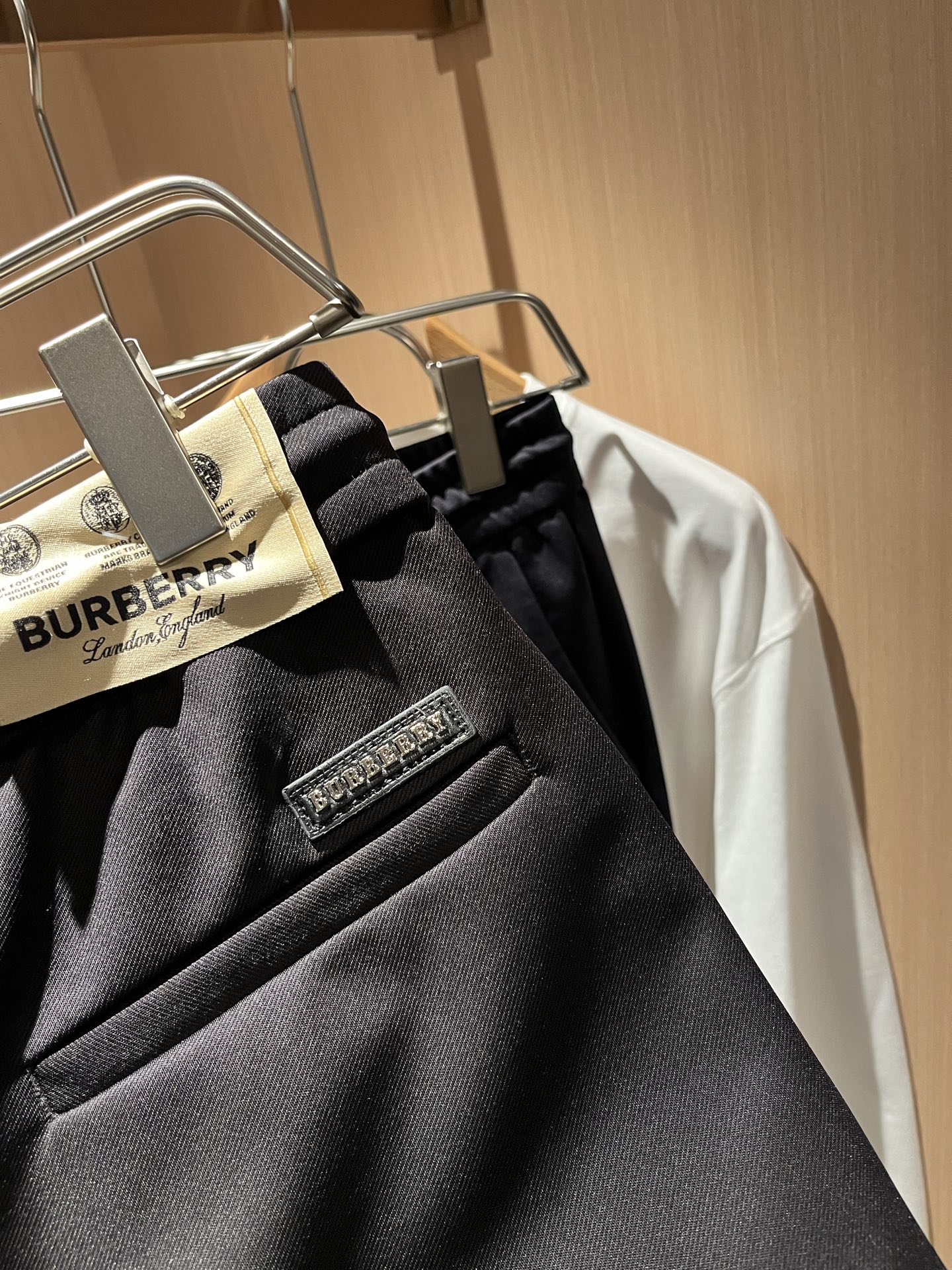 BURBER*Y巴*莉 2025秋冬新款男士休闲裤！简约百搭款，不挑人穿，腰部松紧抽绳设计！标志logo