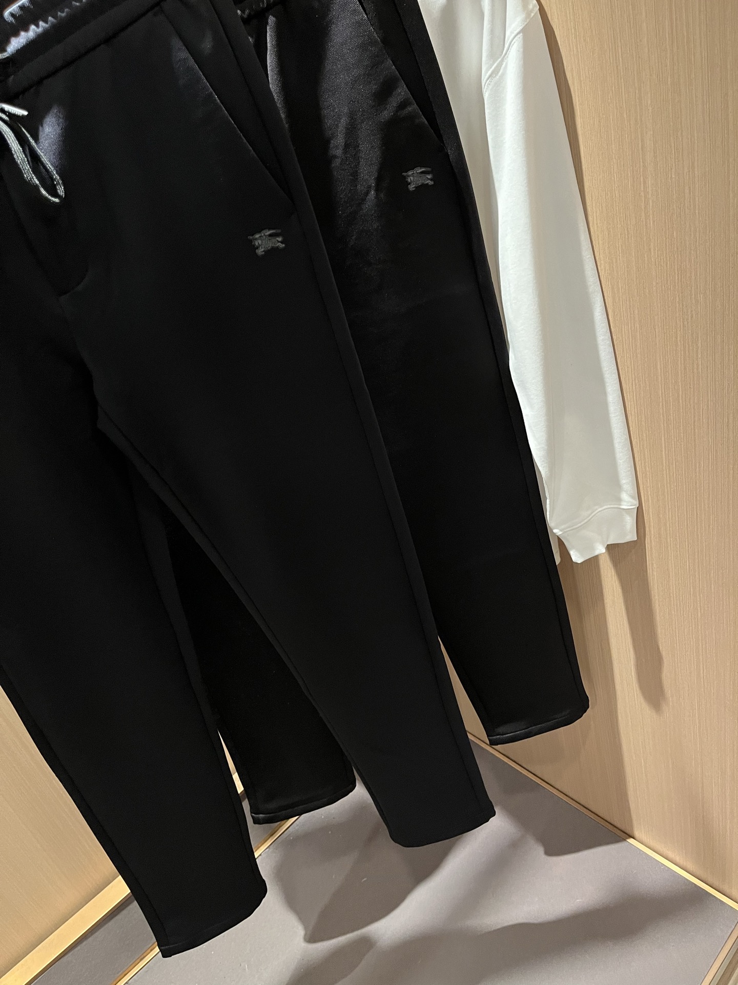 BURBER*Y巴*莉 2025秋冬新款男士休闲裤！简约百搭款，不挑人穿，腰部松紧抽绳设计！标志logo