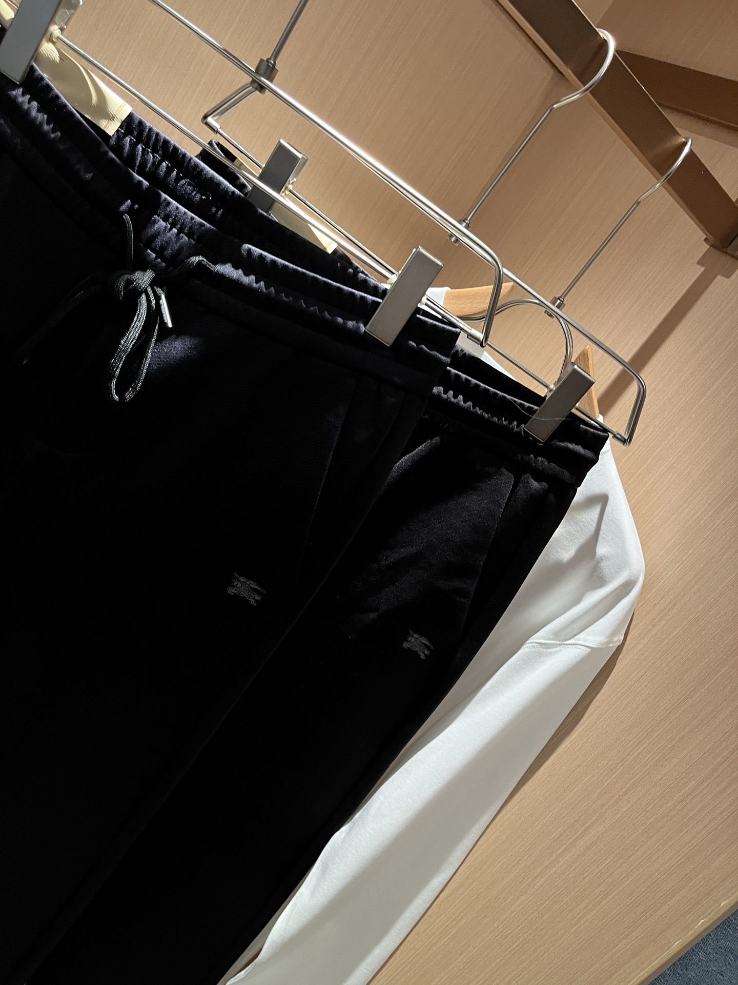 BURBER*Y巴*莉 2025秋冬新款男士休闲裤！简约百搭款，不挑人穿，腰部松紧抽绳设计！标志logo