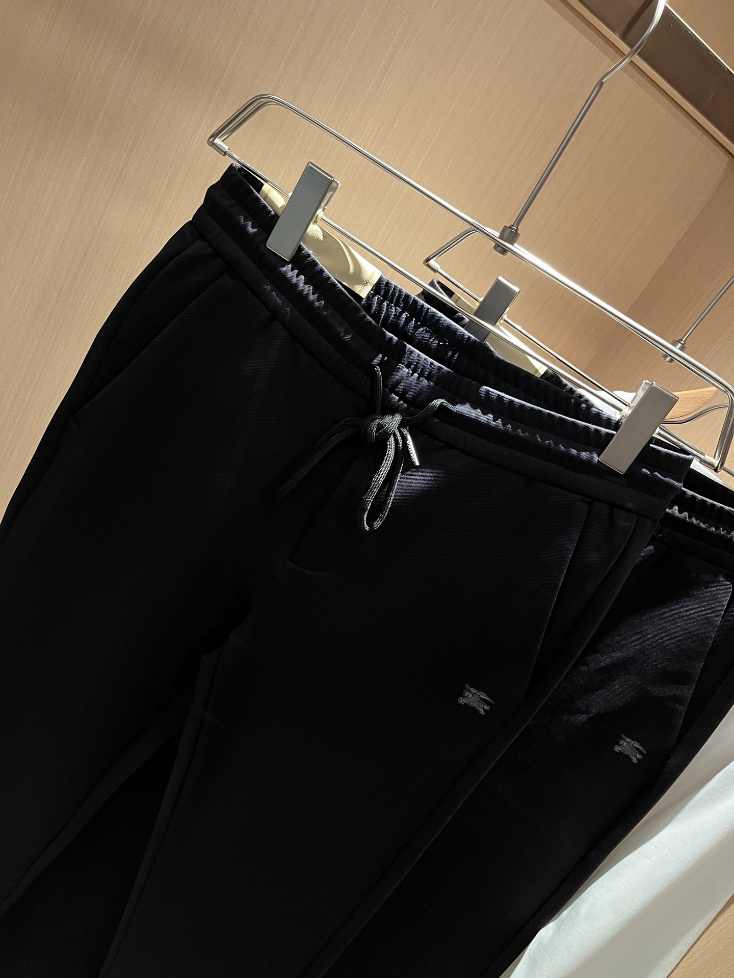 BURBER*Y巴*莉 2025秋冬新款男士休闲裤！简约百搭款，不挑人穿，腰部松紧抽绳设计！标志logo