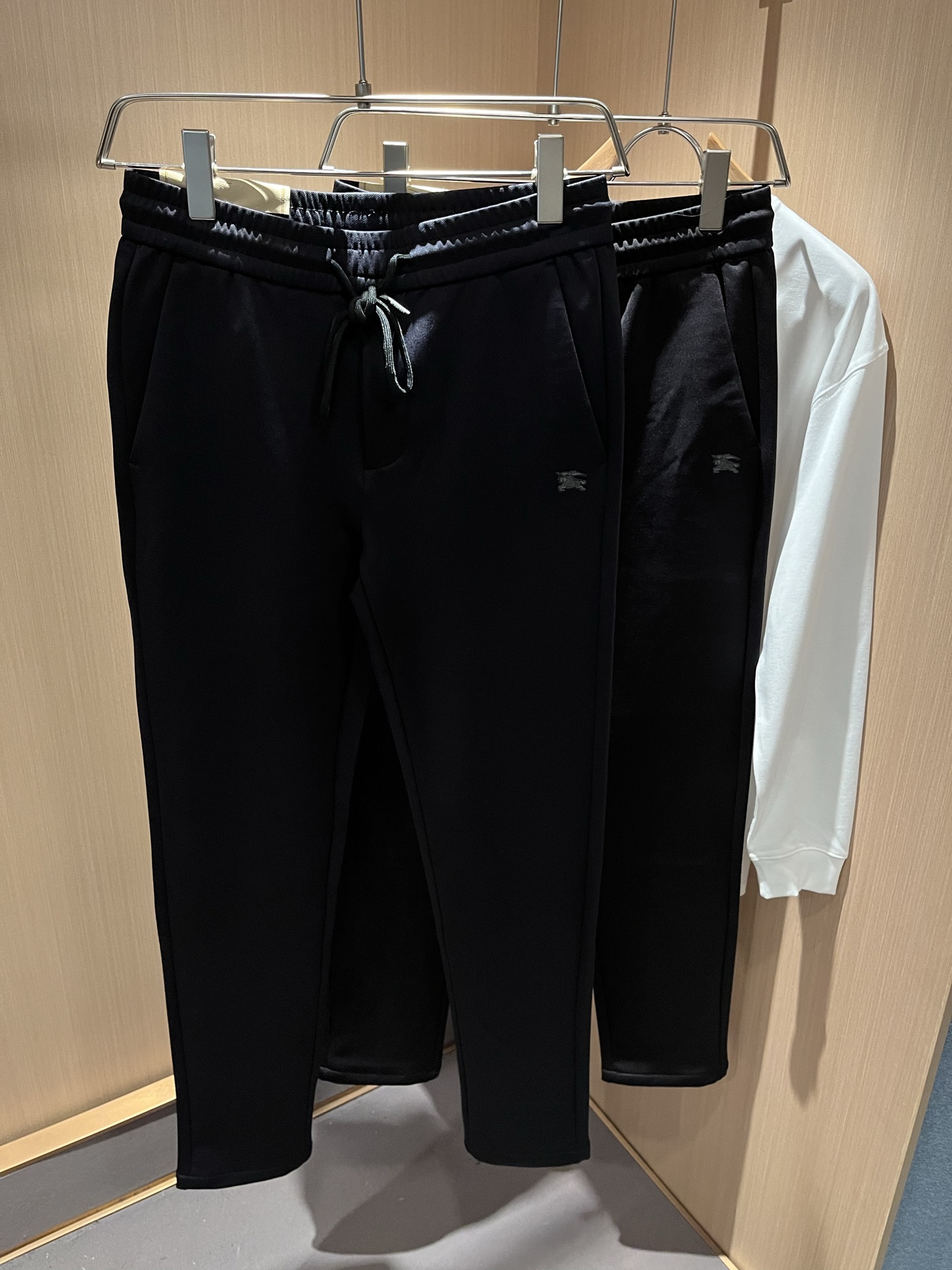 BURBER*Y巴*莉 2025秋冬新款男士休闲裤！简约百搭款，不挑人穿，腰部松紧抽绳设计！标志logo