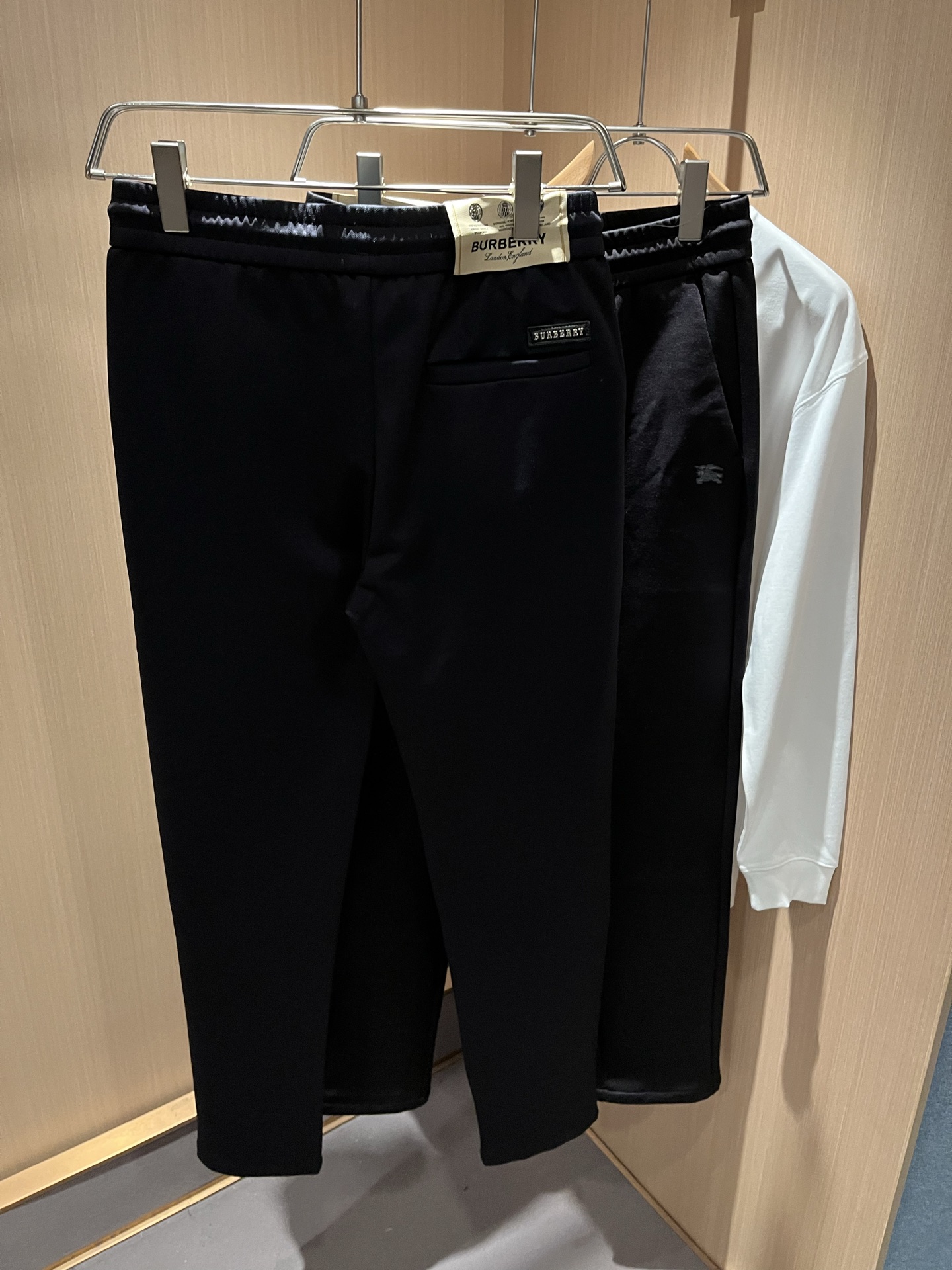 BURBER*Y巴*莉 2025秋冬新款男士休闲裤！简约百搭款，不挑人穿，腰部松紧抽绳设计！标志logo