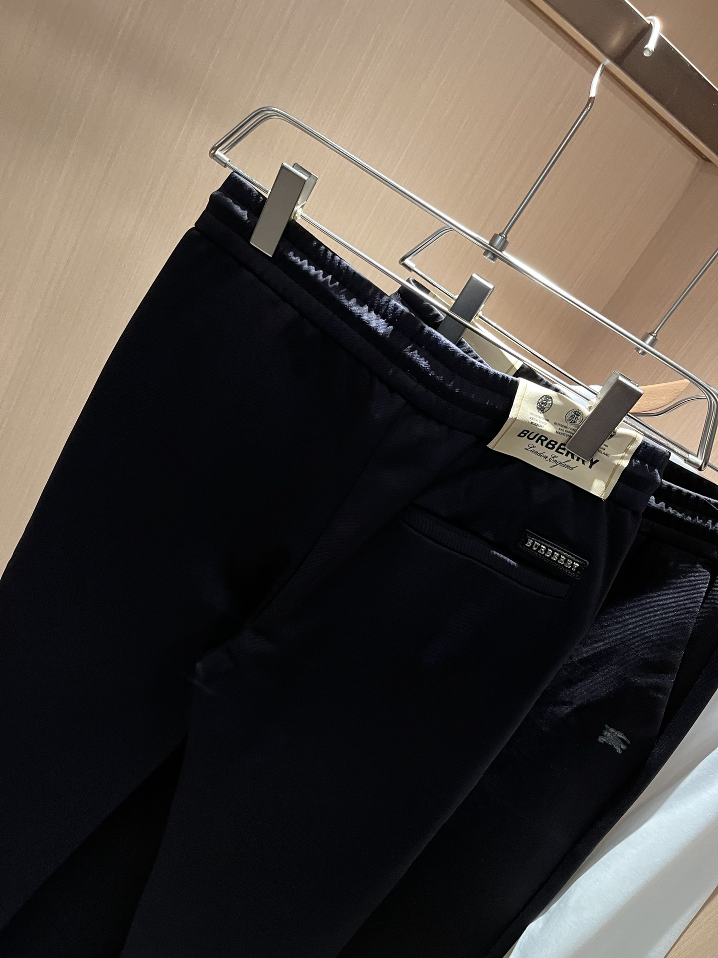 BURBER*Y巴*莉 2025秋冬新款男士休闲裤！简约百搭款，不挑人穿，腰部松紧抽绳设计！标志logo