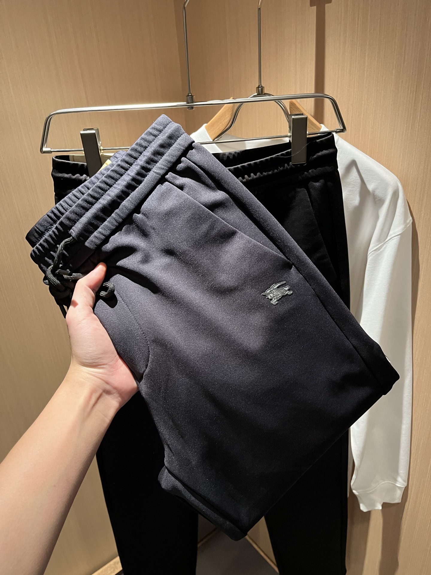 BURBER*Y巴*莉 2025秋冬新款男士休闲裤！简约百搭款，不挑人穿，腰部松紧抽绳设计！标志logo