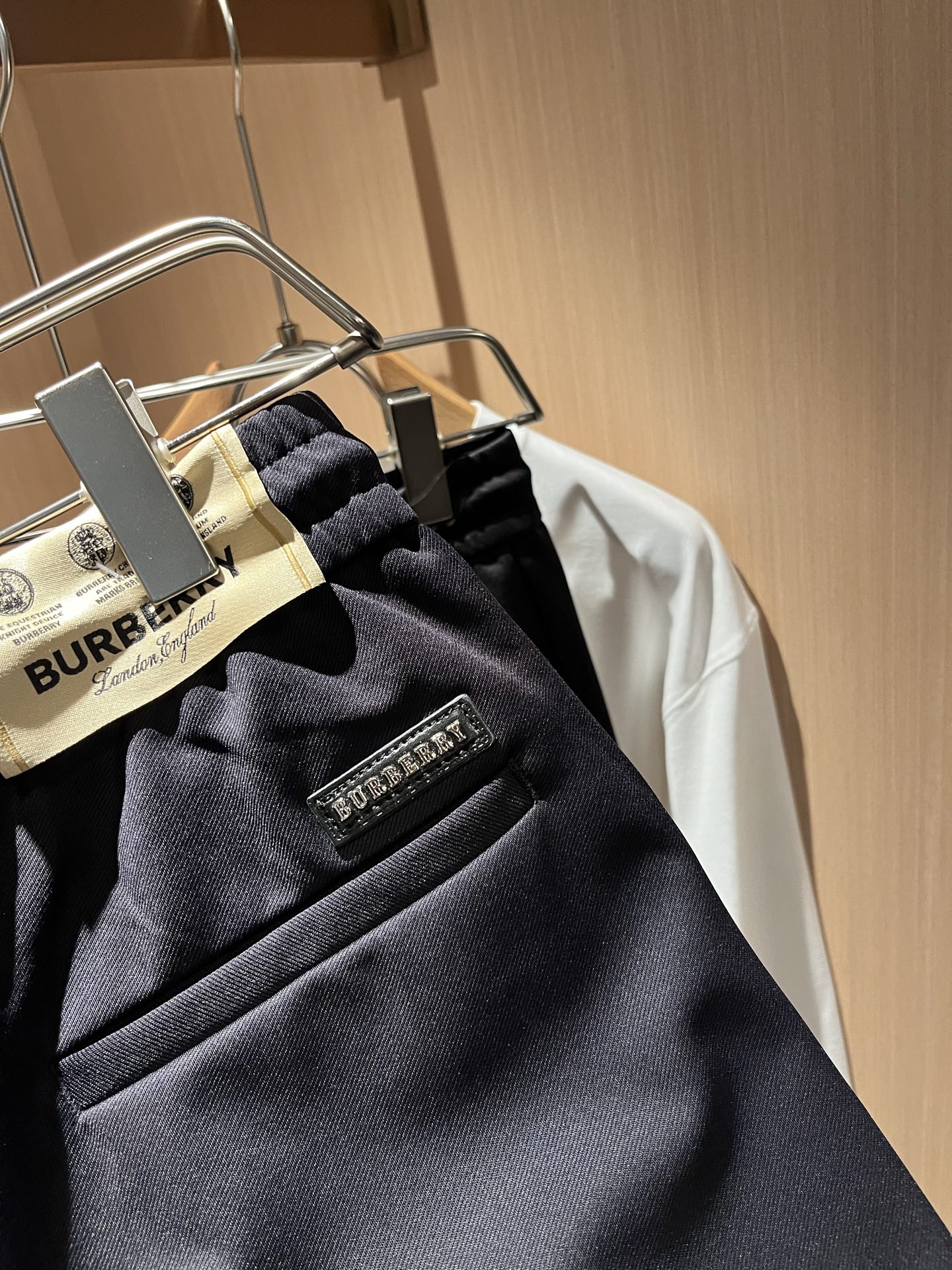 BURBER*Y巴*莉 2025秋冬新款男士休闲裤！简约百搭款，不挑人穿，腰部松紧抽绳设计！标志logo