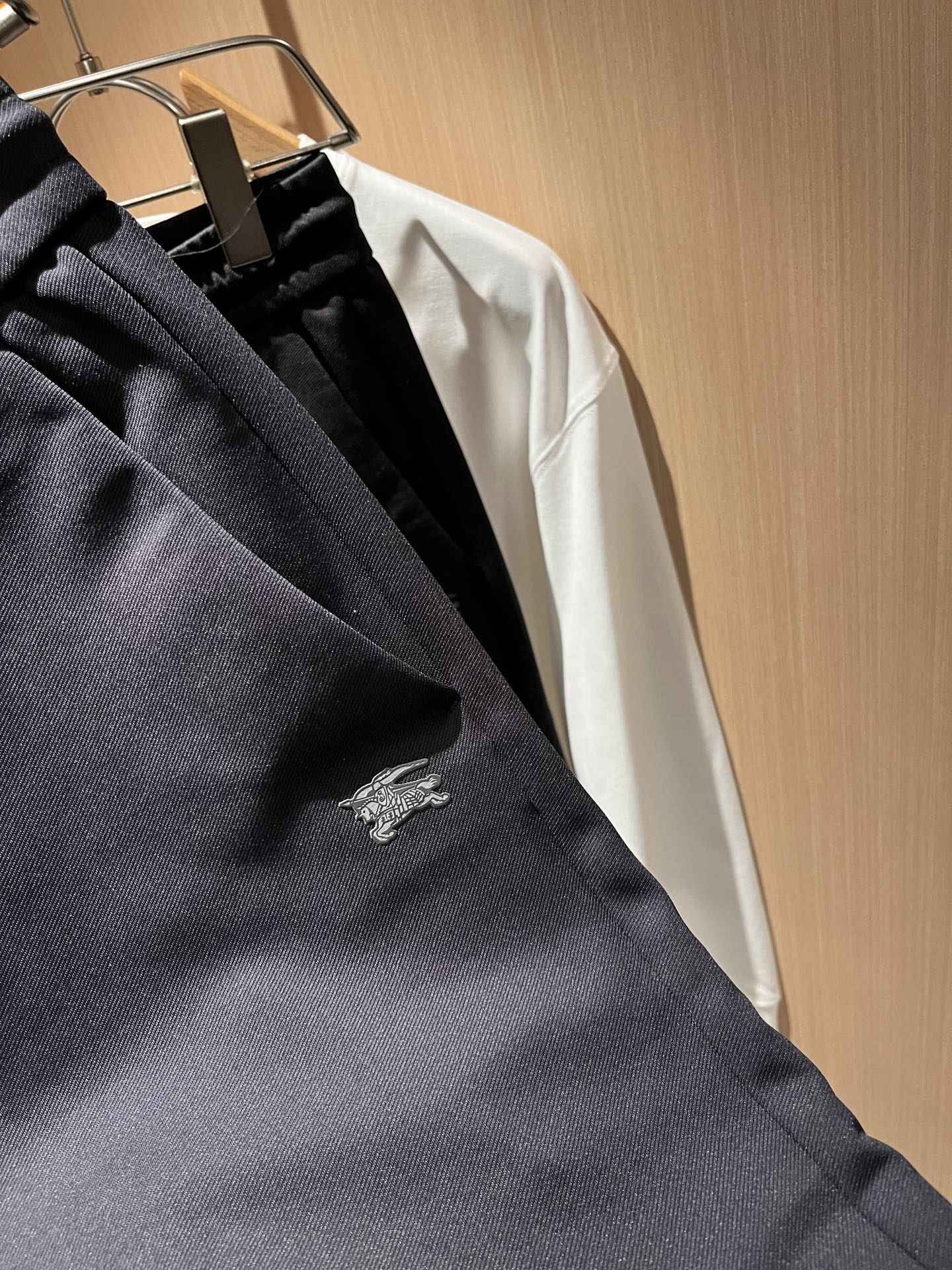 BURBER*Y巴*莉 2025秋冬新款男士休闲裤！简约百搭款，不挑人穿，腰部松紧抽绳设计！标志logo