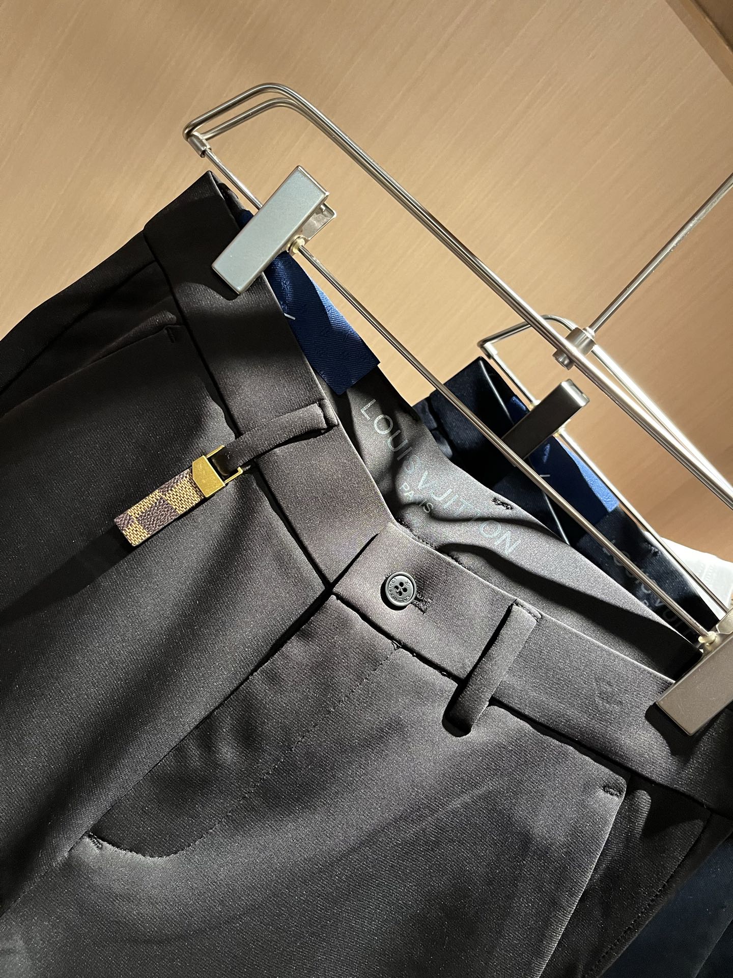 LouisVuitt*路易*登 2025秋冬新款男士休闲西裤，男士经典时尚百搭商务休闲西裤! 都市精英商