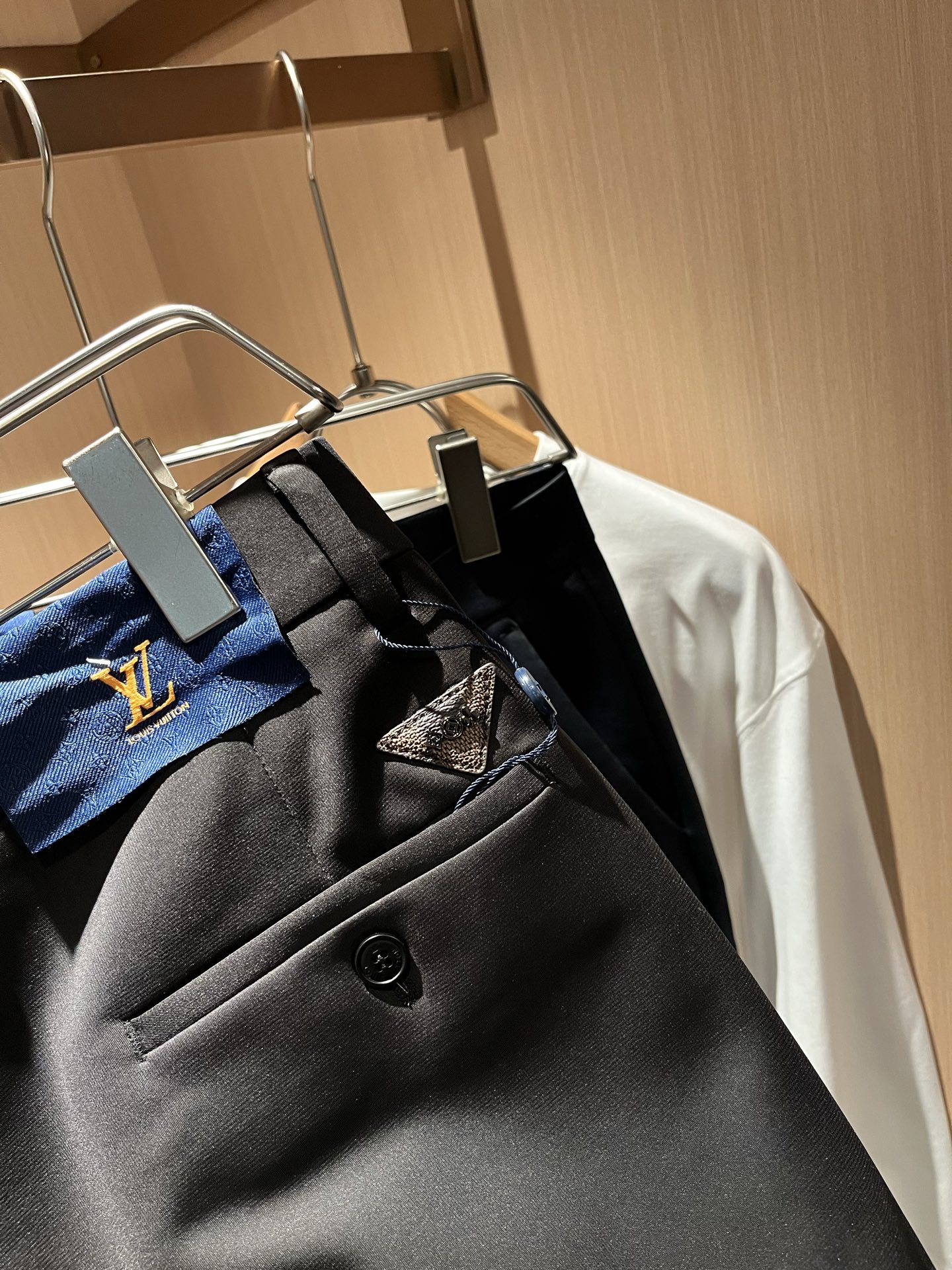 LouisVuitt*路易*登 2025秋冬新款男士休闲西裤，男士经典时尚百搭商务休闲西裤! 都市精英商