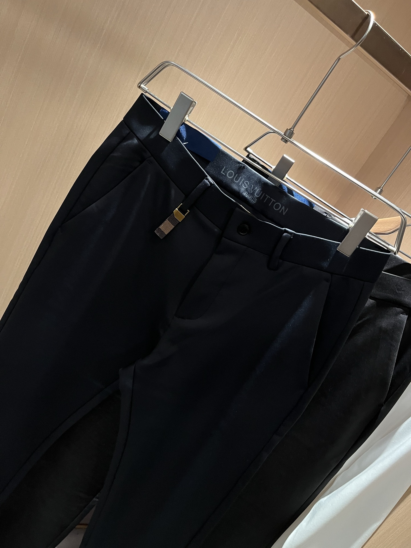 LouisVuitt*路易*登 2025秋冬新款男士休闲西裤，男士经典时尚百搭商务休闲西裤! 都市精英商