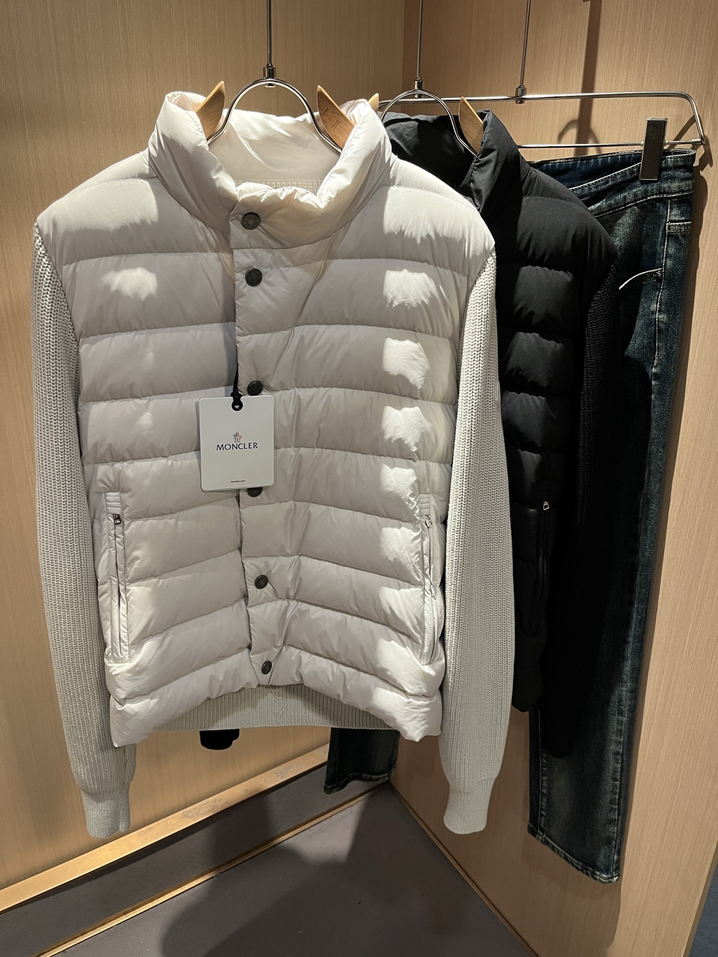 NO:599386,Monc*ler hooded 2025 autumn and winter classic down spliced ​​wool jacket, urban fashion and casual style!  Super soft fabric, handsome and popular jacket. Fashionable urban versatile style, quick-drying, quick dehydration and drying after washing, breathable and fashionable upper body, light gloss, unique texture, soft and smooth hand feel, excellent details. It is not a product that can be compared with ordinary fabrics. Conventional hooded design, classic hooded embroidered labels on the sleeves, very attractive design, elasticated hem and cuffs.  Inseam hemming process, customized original logo hardware and accessories design!  The inside is spliced ​​with 90% white duck down!  The details are in place. It gives outdoor users a full experience and perfect protection, bringing us closer to the challenges of nature!  Minimalist design elements of the season, a must-have item for trendy men, perfect slim fit, highly recommended!  Sizes 1-5,,Moncler,jackets & coats,jackets & coats,down jacket,hats,alexander wang19860909Monc*ler蒙*口 2025秋冬经典羽绒拼接羊毛夹克外套,都市时尚休闲款！面料超软面料帅酷爆款夹克外套.时尚都市百搭款款,速干衣,水洗后快速脱水干爽,上身透气而且时尚靓丽,淡淡光泽,质感独特,手感柔嫩顺滑,细节出色 不是一般面料所能对比的产品.常规的连帽设计,袖子饰经典蒙口刺绣贴标,非常极具魅力的设计,下摆及袖口钧为松紧束口 内缝包边工艺,定制原版logo五金辅料设计！内里拼接90白鸭绒！细节非常到位.给户外使用者充分的体验和完善的保护,让我们更接近大自然的挑战！极简当季的设计元素,潮男必备单品,完美修身版型,强烈推荐！尺码1-5码,,Moncler,jackets & coats,jackets & coats,down jacket,hats,alexander wang,Men's clothing