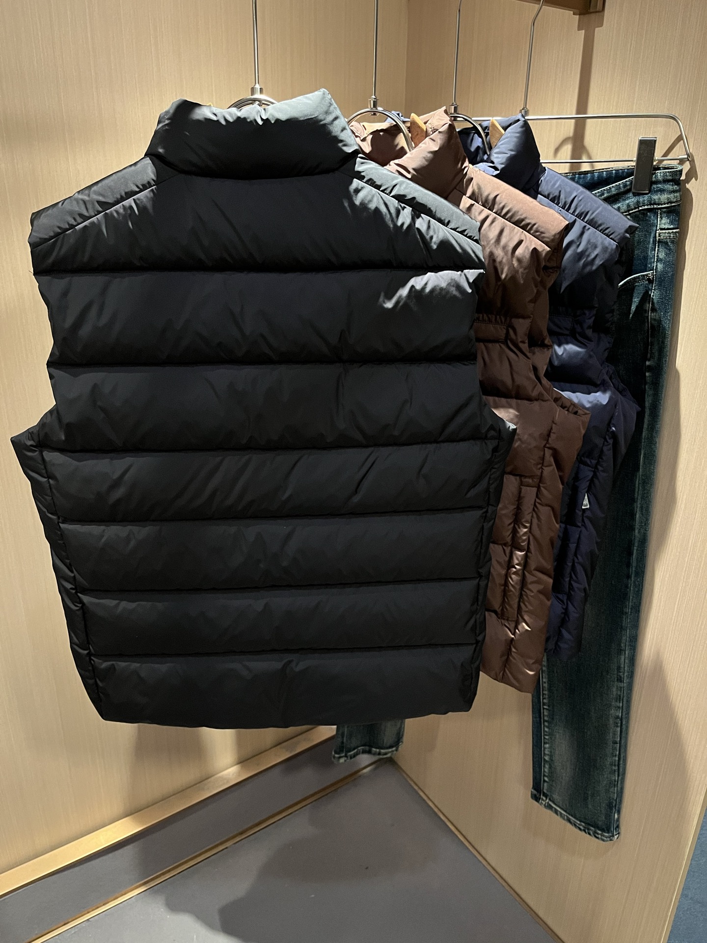 Prad*a 普*达2025秋冬男女同款👫羽绒服马甲外套，现货 Prad* 羽绒面料夹克 防水羽绒服保暖