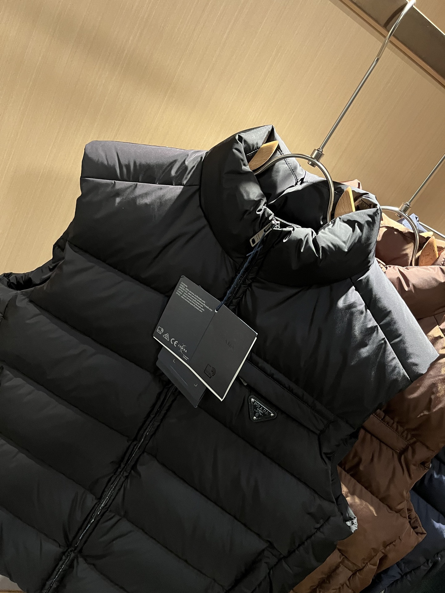 Prad*a 普*达2025秋冬男女同款👫羽绒服马甲外套，现货 Prad* 羽绒面料夹克 防水羽绒服保暖