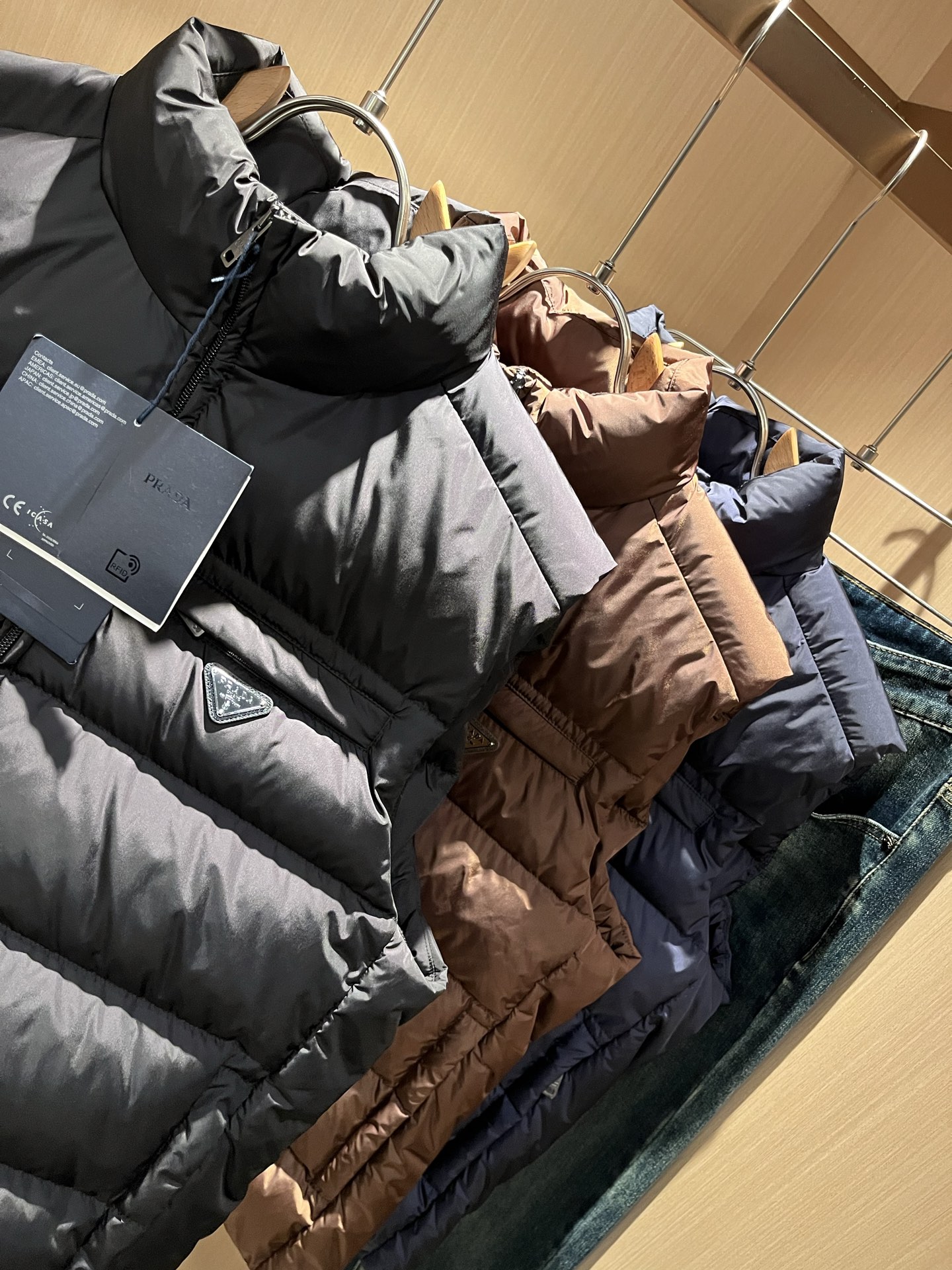 Prad*a 普*达2025秋冬男女同款👫羽绒服马甲外套，现货 Prad* 羽绒面料夹克 防水羽绒服保暖