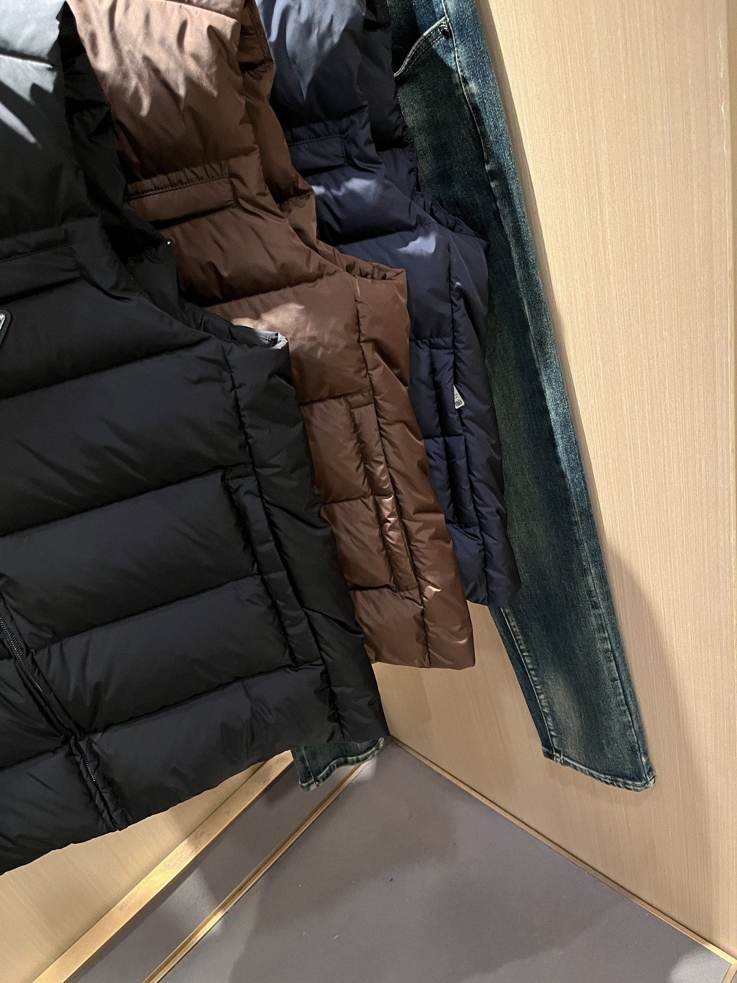 Prad*a 普*达2025秋冬男女同款👫羽绒服马甲外套，现货 Prad* 羽绒面料夹克 防水羽绒服保暖