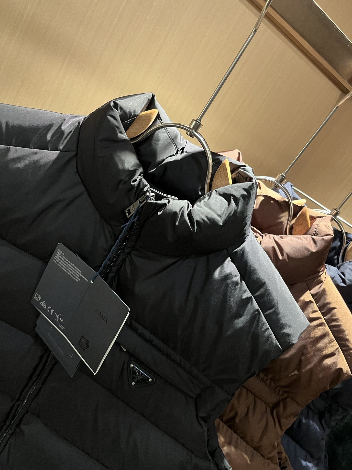 Prad*a 普*达2025秋冬男女同款👫羽绒服马甲外套，现货 Prad* 羽绒面料夹克 防水羽绒服保暖