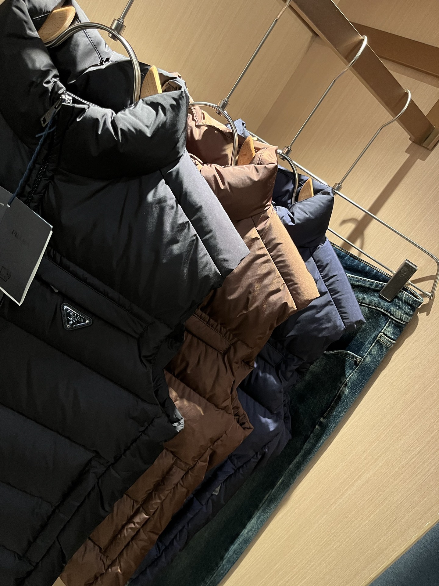 Prad*a 普*达2025秋冬男女同款👫羽绒服马甲外套，现货 Prad* 羽绒面料夹克 防水羽绒服保暖