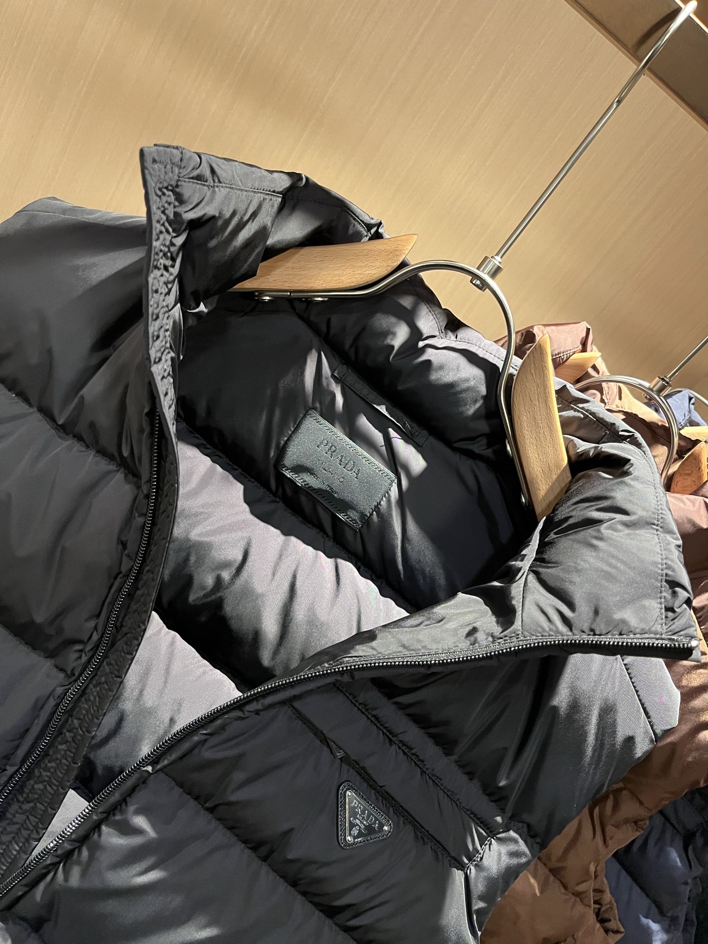 Prad*a 普*达2025秋冬男女同款👫羽绒服马甲外套，现货 Prad* 羽绒面料夹克 防水羽绒服保暖