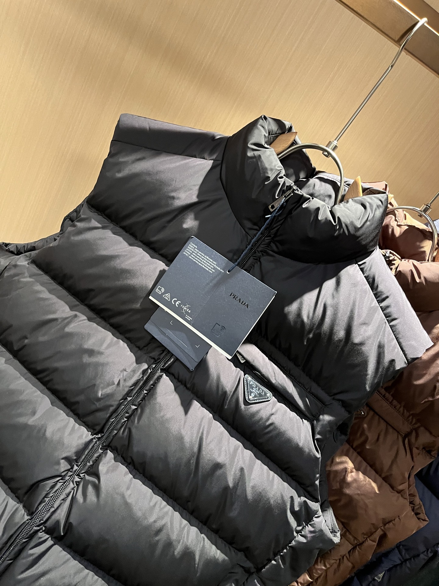Prad*a 普*达2025秋冬男女同款👫羽绒服马甲外套，现货 Prad* 羽绒面料夹克 防水羽绒服保暖