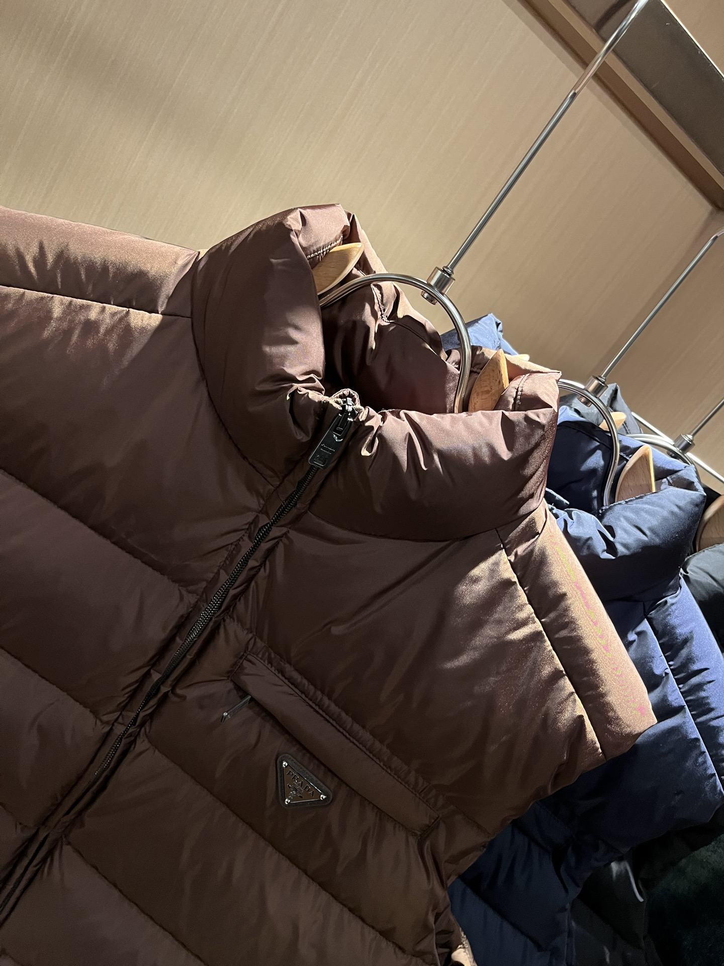 Prad*a 普*达2025秋冬男女同款👫羽绒服马甲外套，现货 Prad* 羽绒面料夹克 防水羽绒服保暖