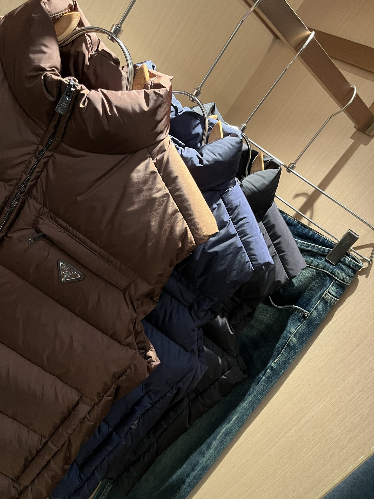 Prad*a 普*达2025秋冬男女同款👫羽绒服马甲外套，现货 Prad* 羽绒面料夹克 防水羽绒服保暖