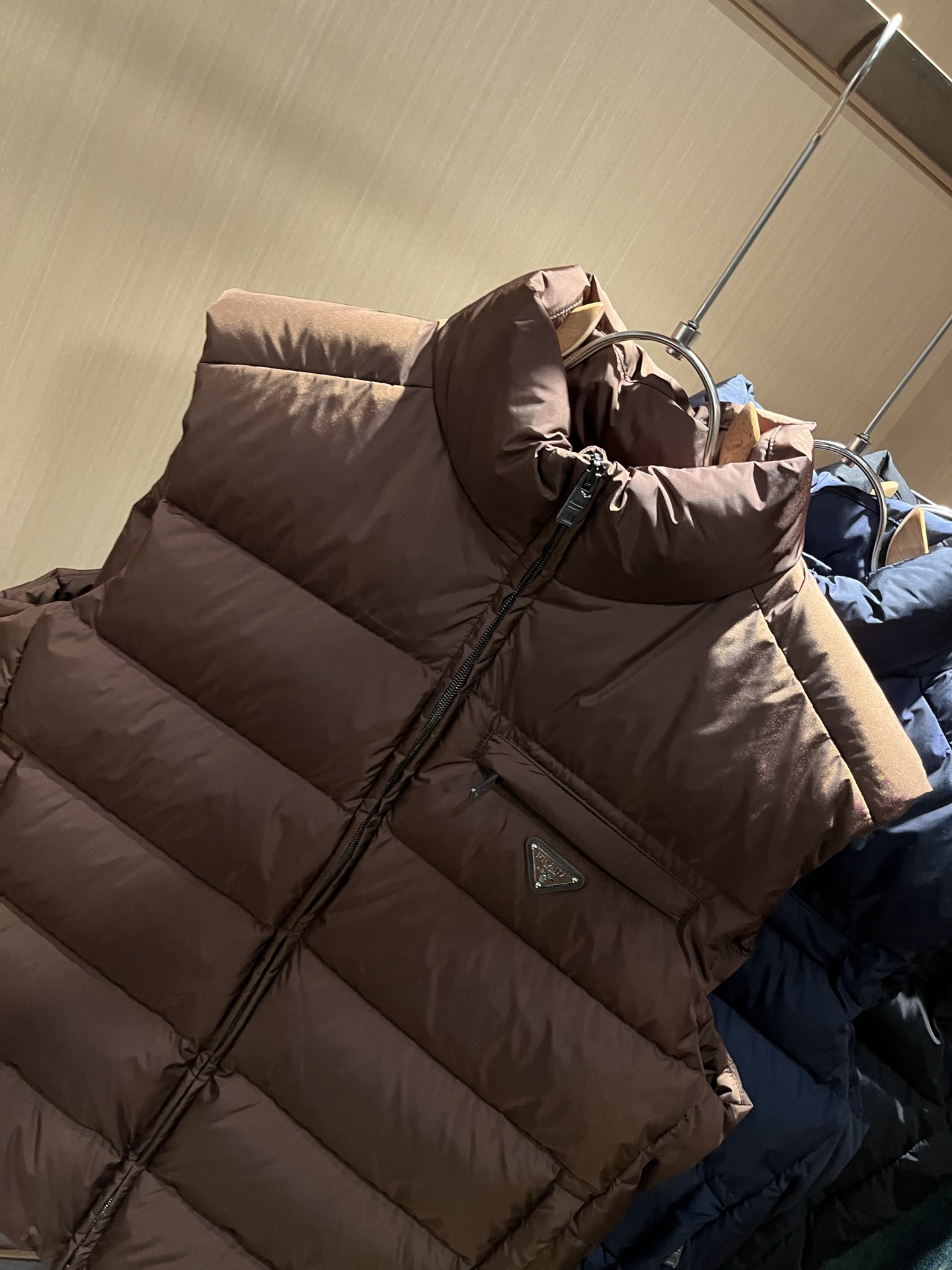 Prad*a 普*达2025秋冬男女同款👫羽绒服马甲外套，现货 Prad* 羽绒面料夹克 防水羽绒服保暖