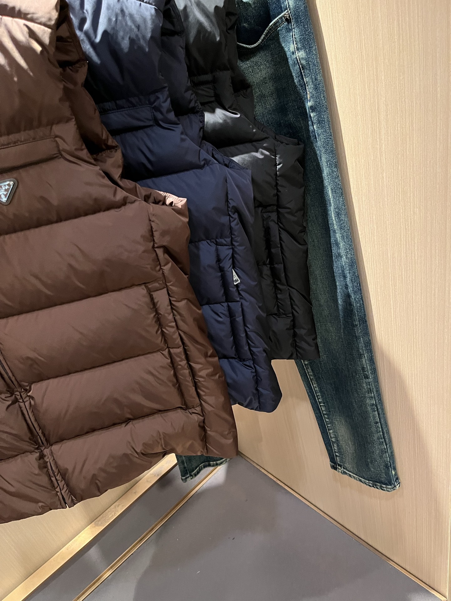 Prad*a 普*达2025秋冬男女同款👫羽绒服马甲外套，现货 Prad* 羽绒面料夹克 防水羽绒服保暖