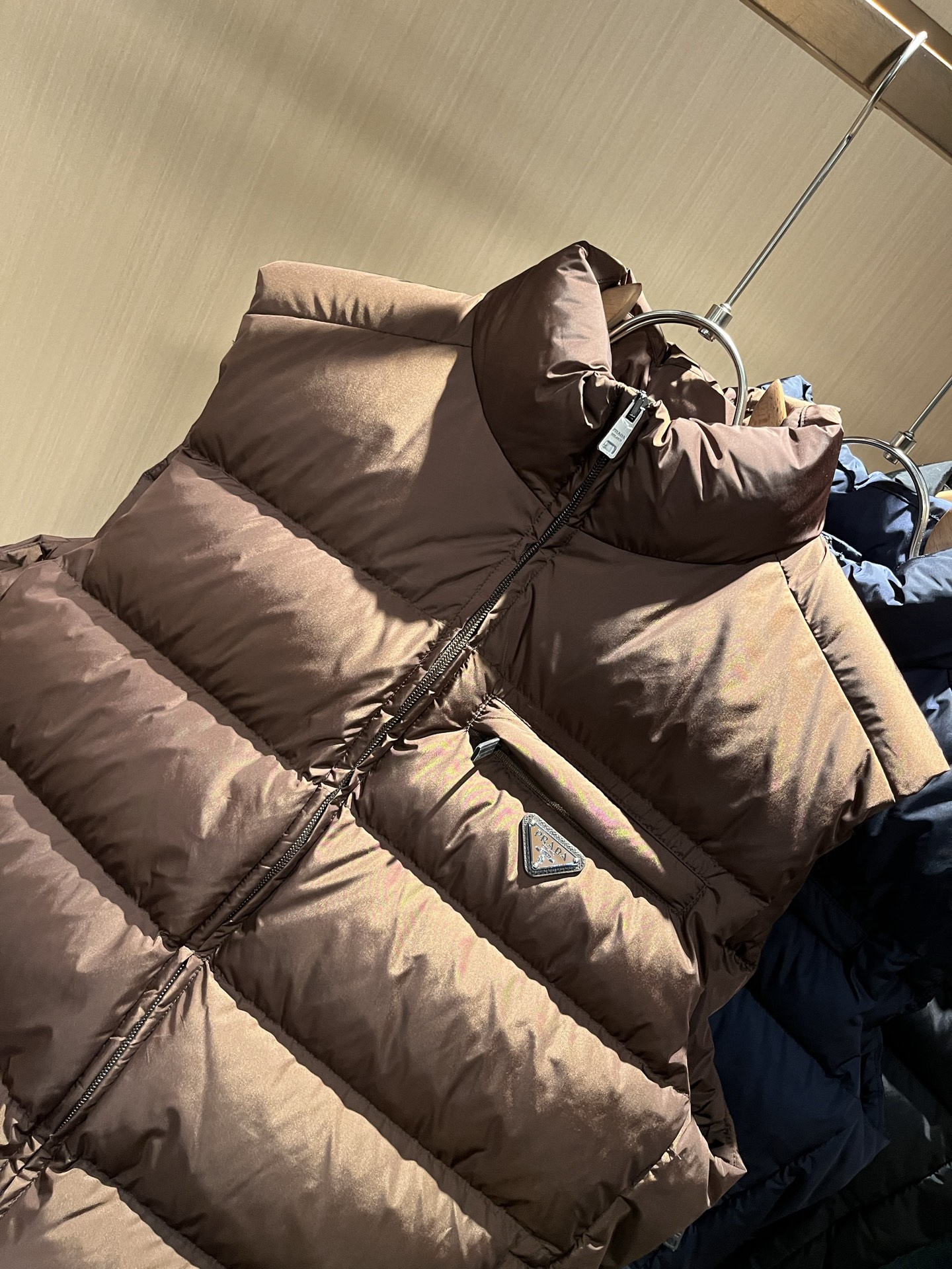 Prad*a 普*达2025秋冬男女同款👫羽绒服马甲外套，现货 Prad* 羽绒面料夹克 防水羽绒服保暖