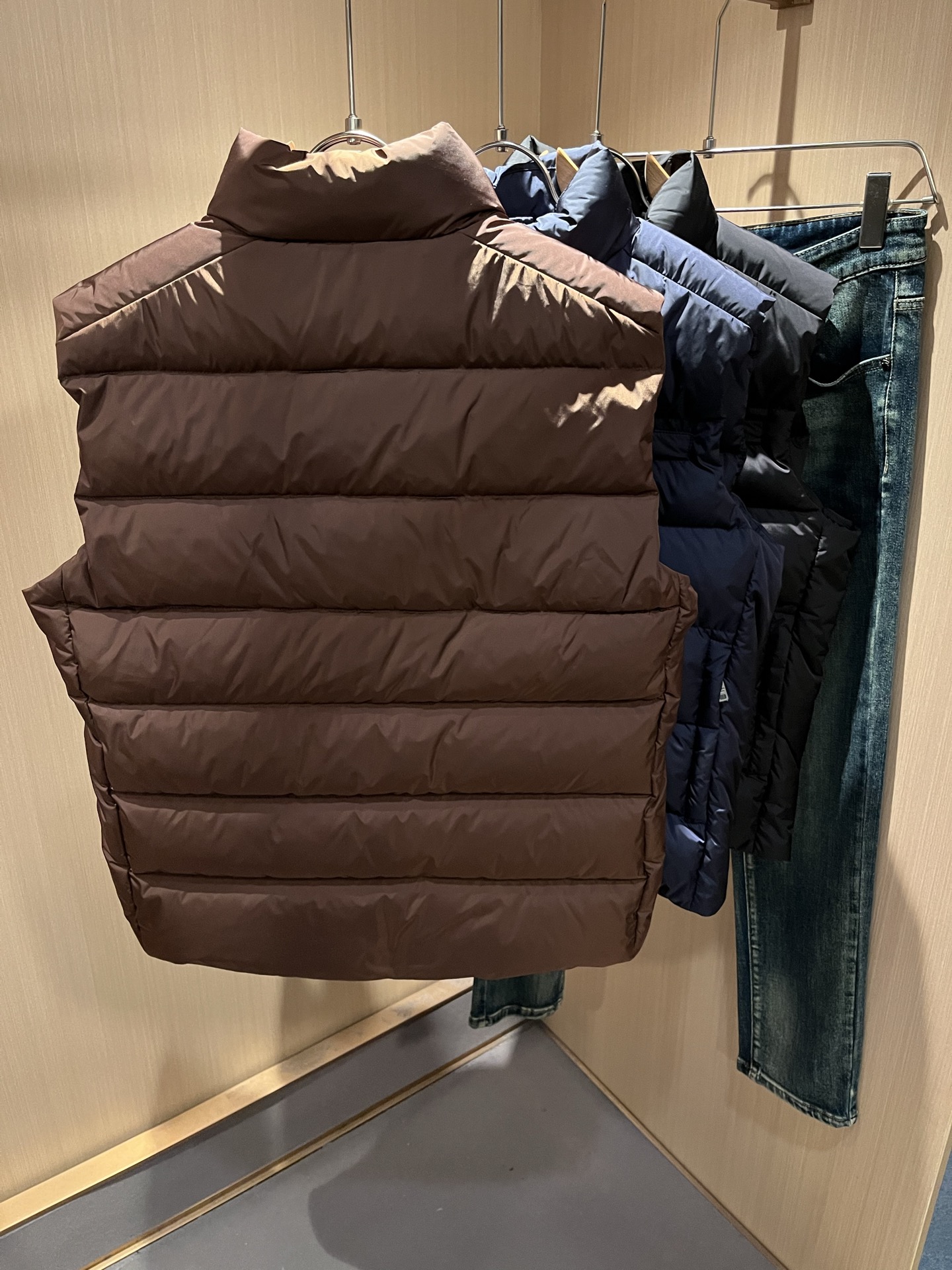 Prad*a 普*达2025秋冬男女同款👫羽绒服马甲外套，现货 Prad* 羽绒面料夹克 防水羽绒服保暖