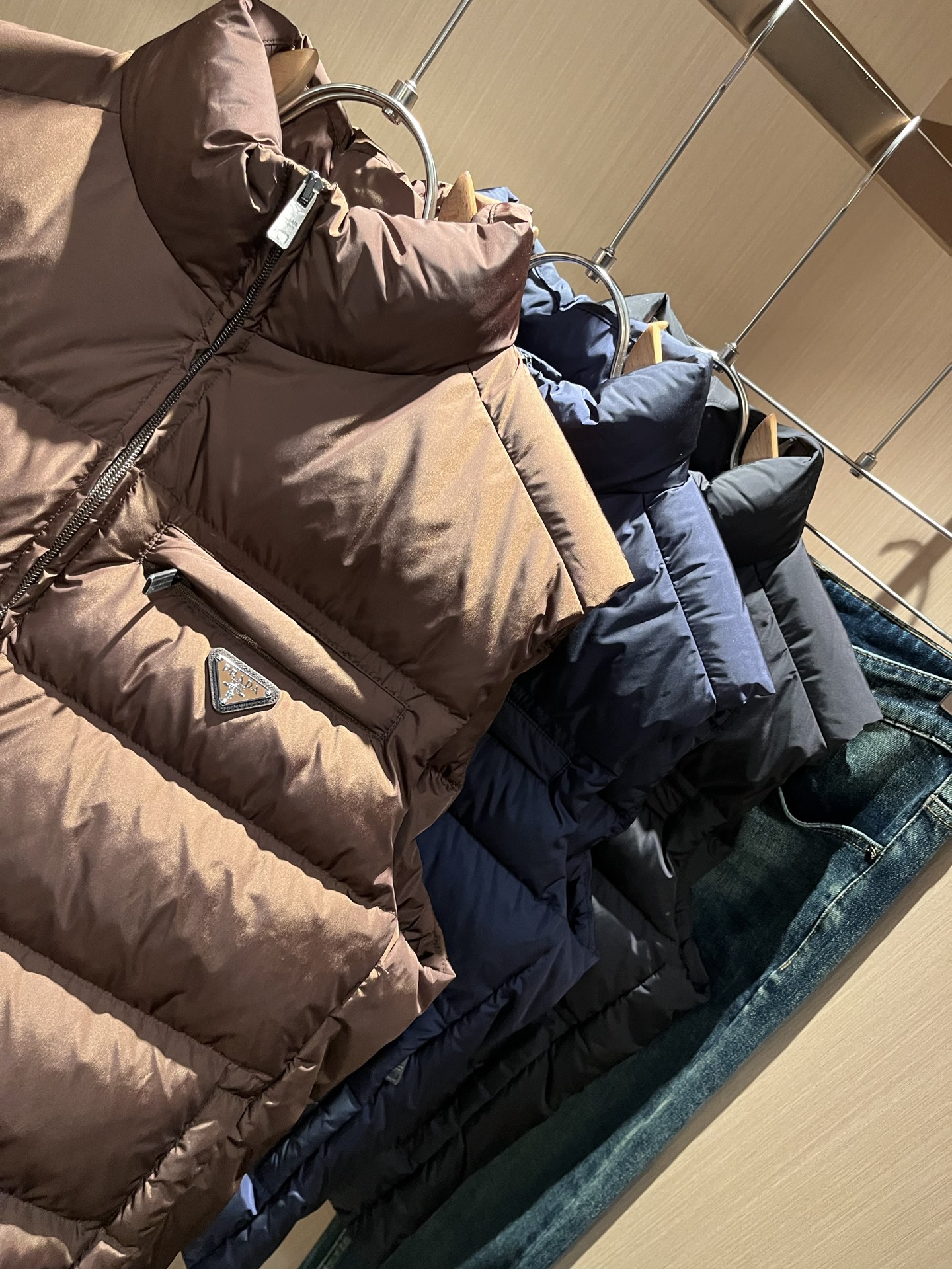 Prad*a 普*达2025秋冬男女同款👫羽绒服马甲外套，现货 Prad* 羽绒面料夹克 防水羽绒服保暖