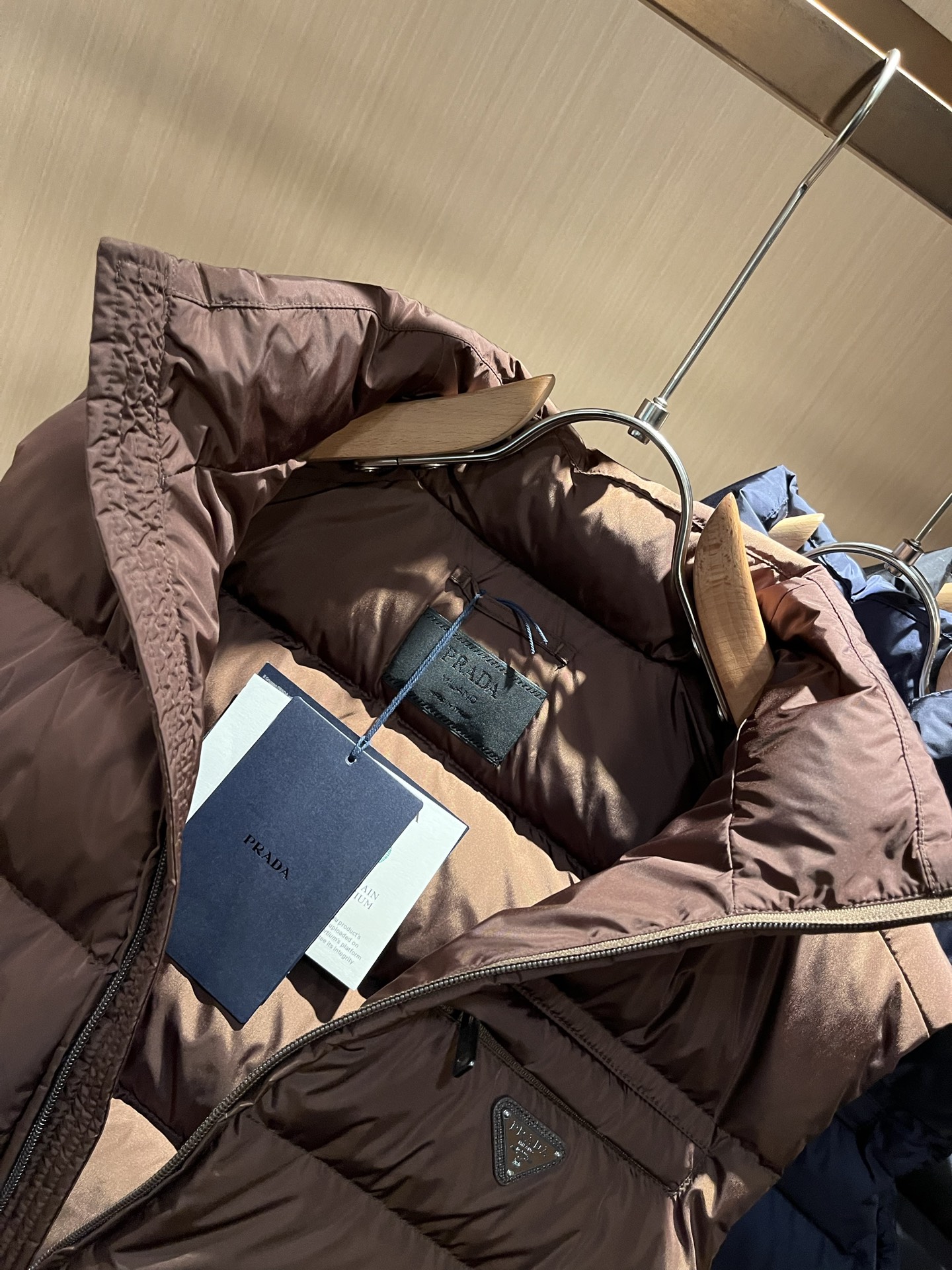 Prad*a 普*达2025秋冬男女同款👫羽绒服马甲外套，现货 Prad* 羽绒面料夹克 防水羽绒服保暖